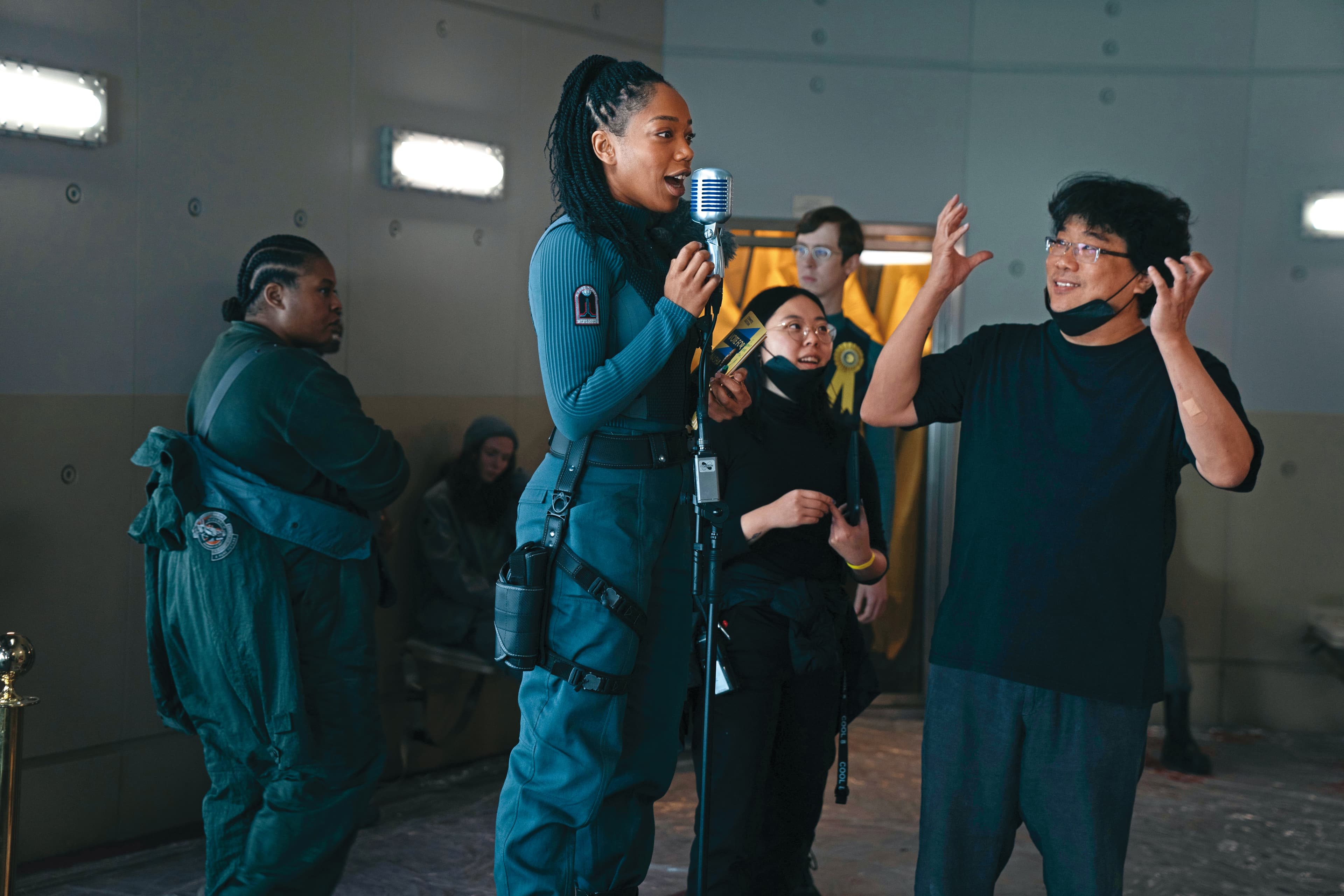 《米奇17號》是奉俊昊(右一)第三部英語電影,在片場他透過口譯Sharon Choi(右二)與演員溝通。(華納兄弟電影提供)