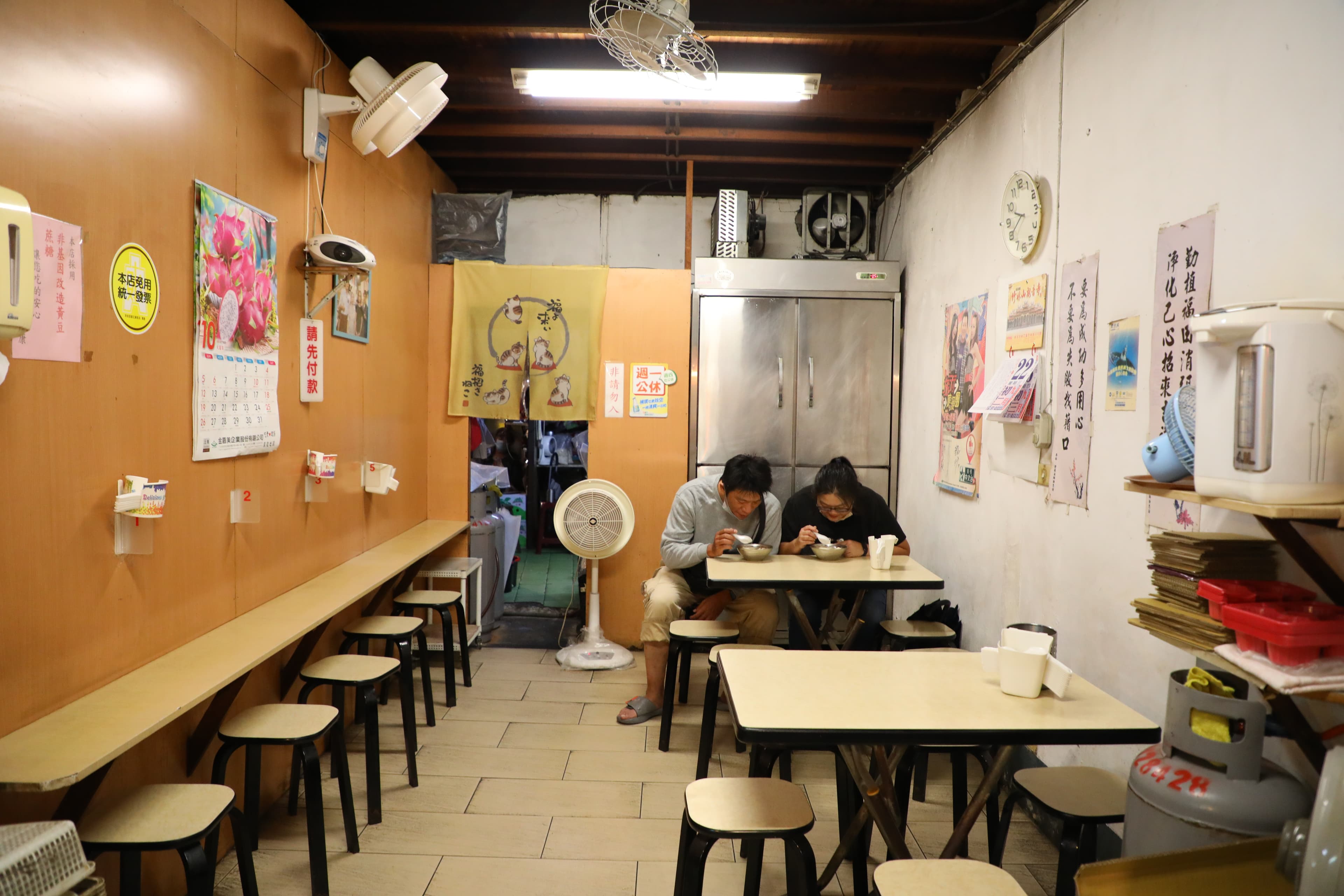 小店只賣一種豆花一味,卻有許多死忠擁護者。