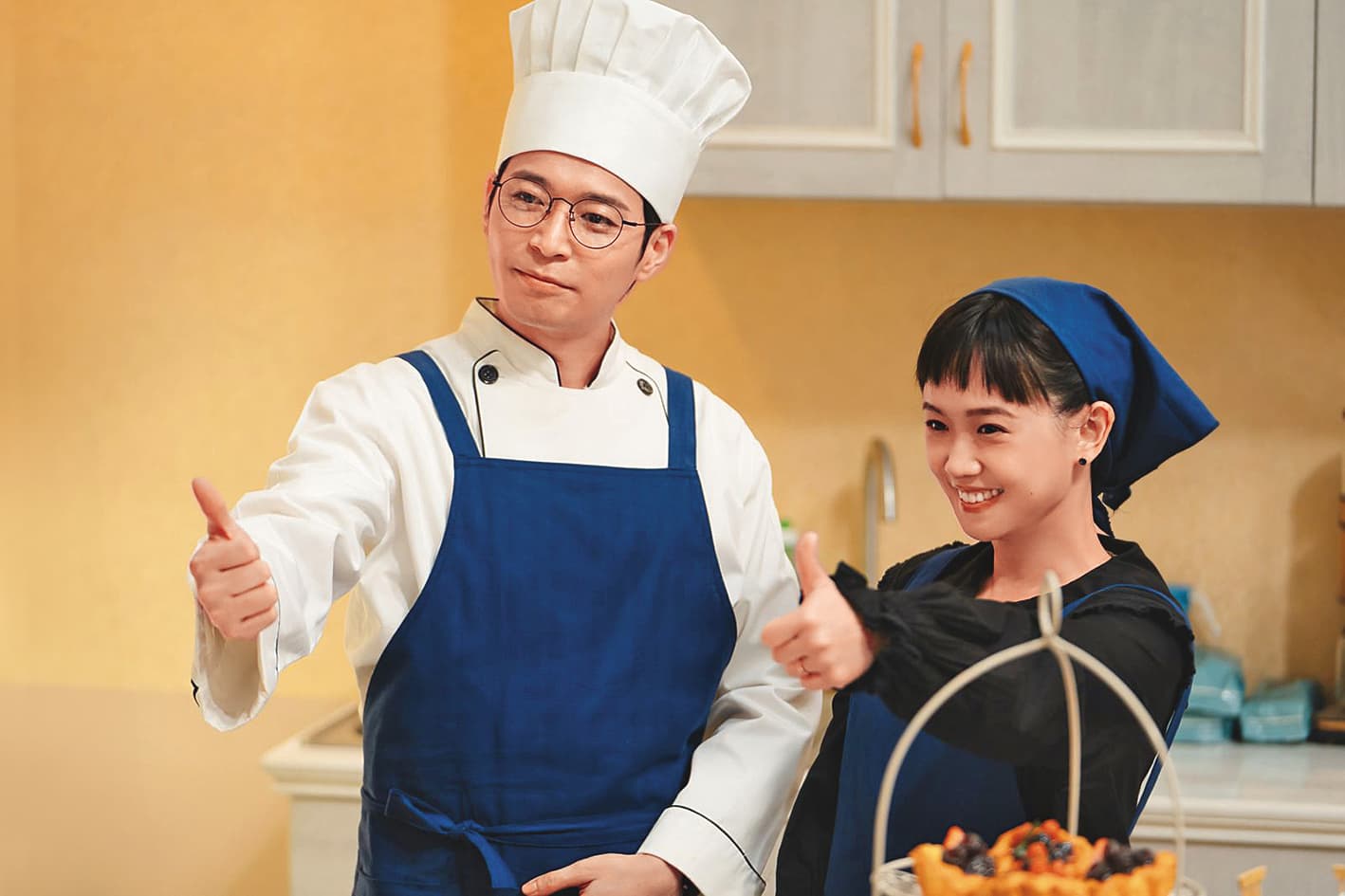 嚴正嵐(右)和侯彥西(左)在大愛台《大愛街2巷》飾演夫妻。(大愛提供)