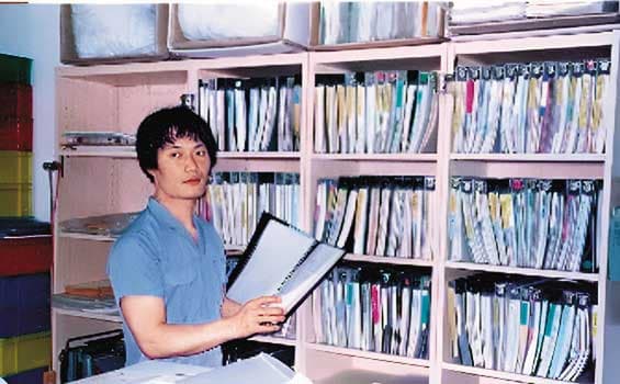 蔣仁曦靠蒐集考古題累積財富,被稱為「考古題天王」。(翻攝蔣仁曦網站)