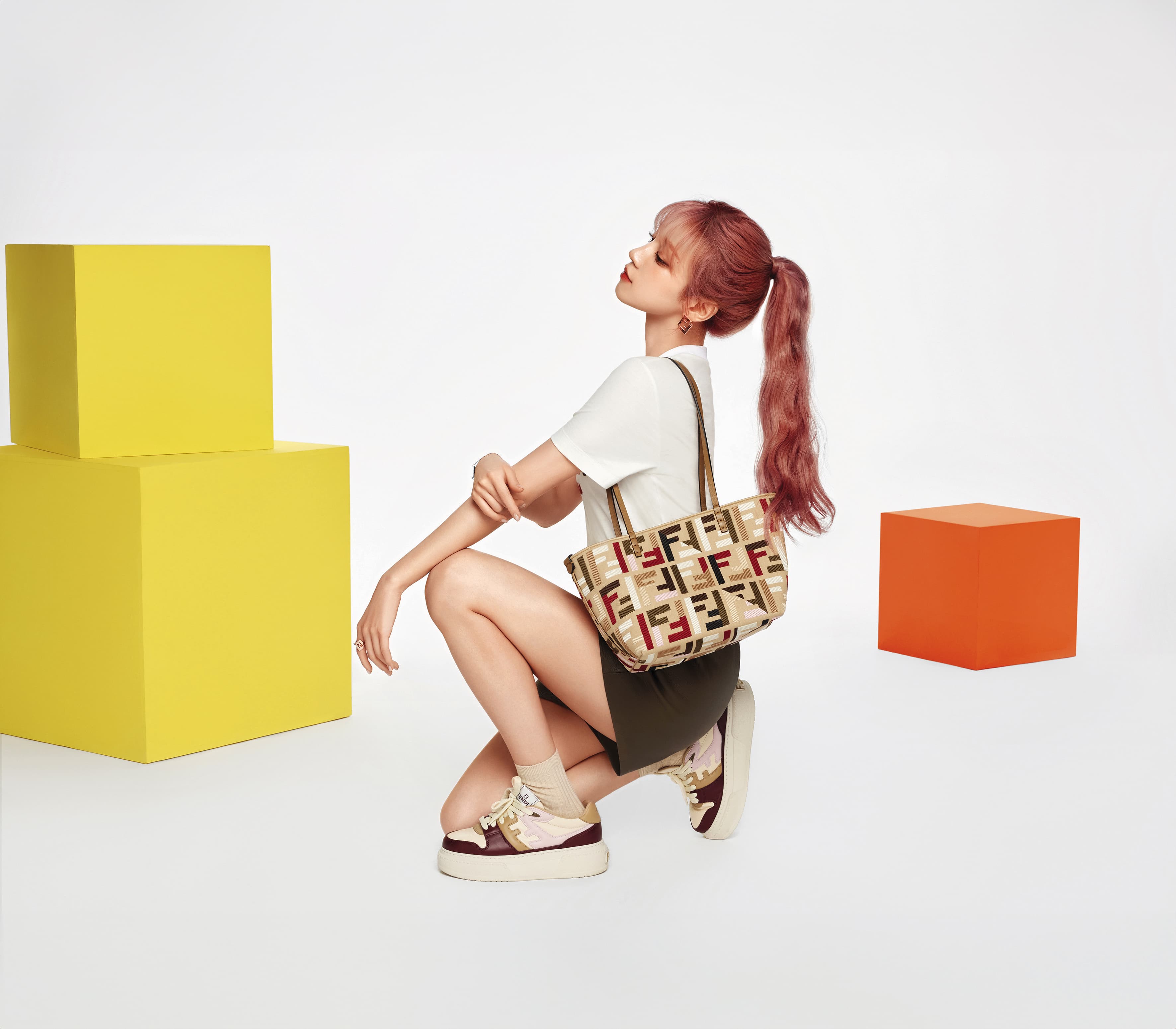 FENDI 2024七夕情人節限定系列邀請品牌大使宋雨琦演繹廣告大片。七夕情人節限定系列多彩logo購物包(小),NT$55,200。(FENDI提供)
