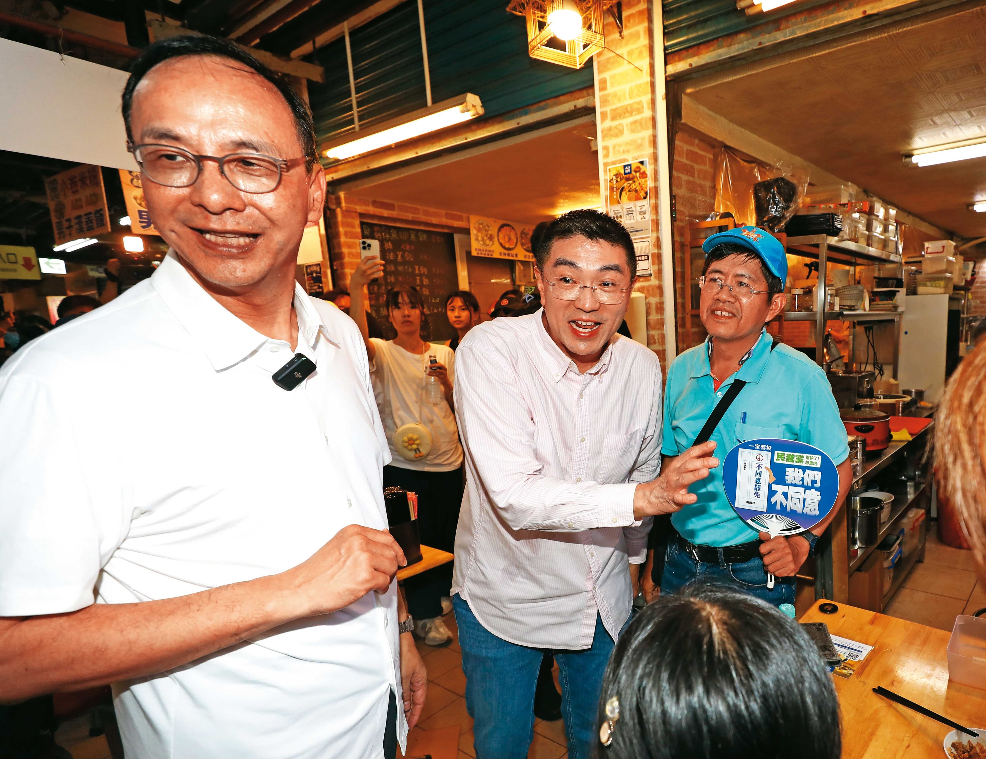 國民黨主席朱立倫(左)幾乎週週親赴基隆,替謝國樑(中)打氣加油。