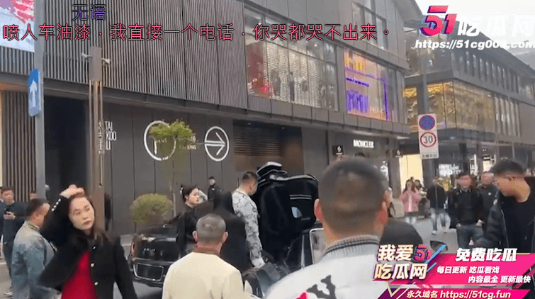 現場有許多民眾圍觀。(翻自《51吃瓜網》)