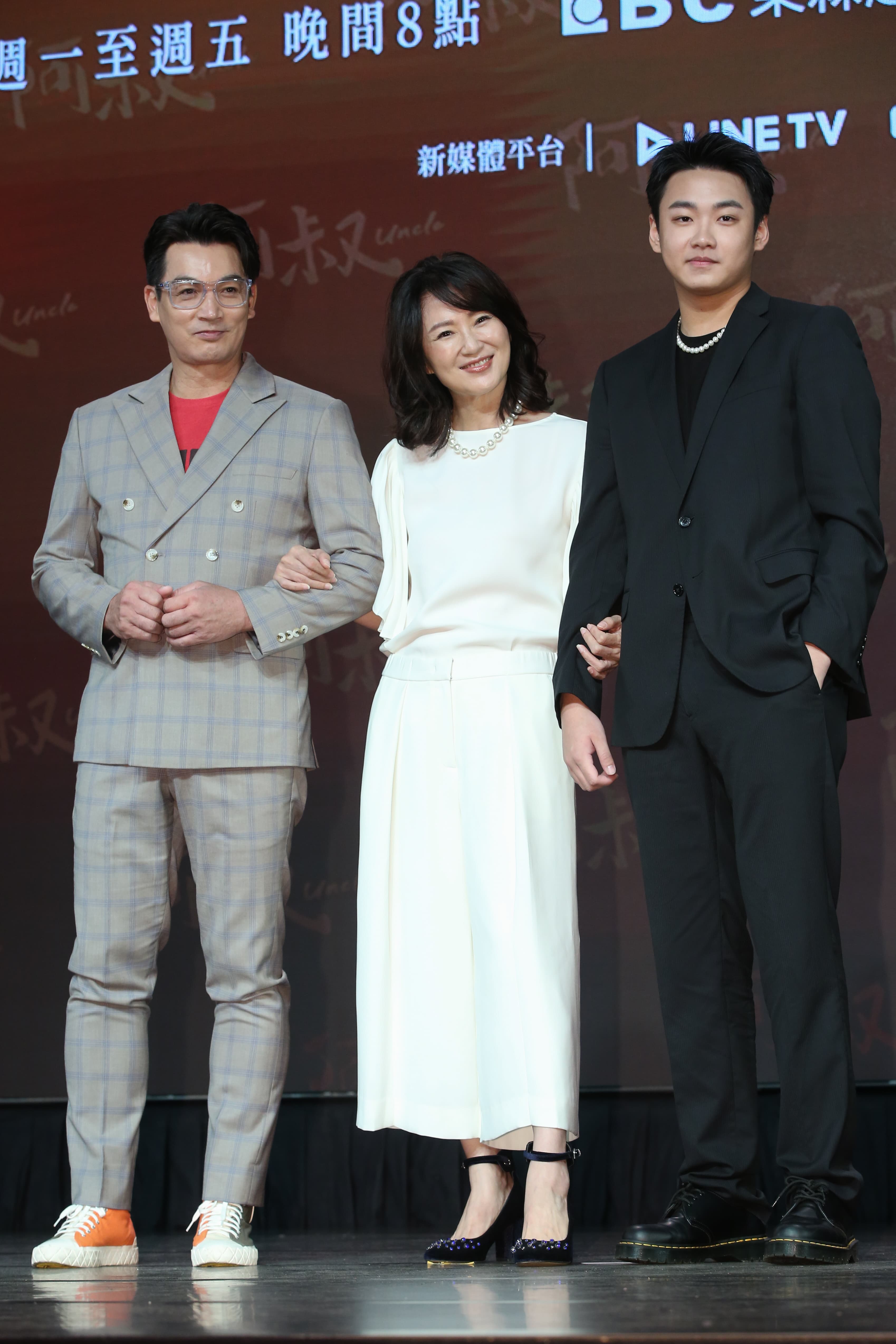 伊正(左)和李之勤(中)在戲裡演夫妻。