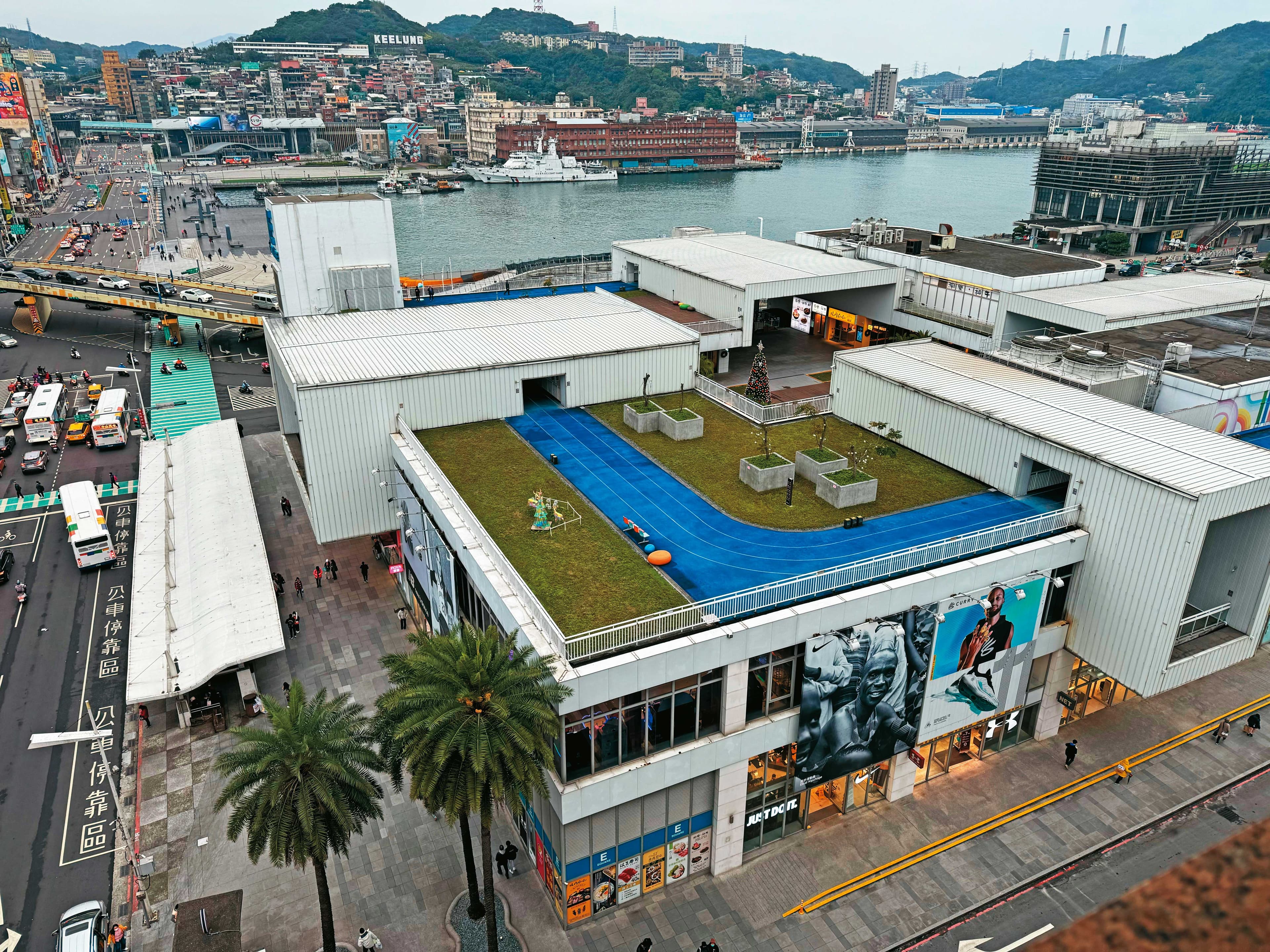 基隆東岸廣場2018年由NET集團進駐,打造成E SQUARE,吸引觀光購物人潮,近日卻遭市府重新招商轉租,引發爭議。