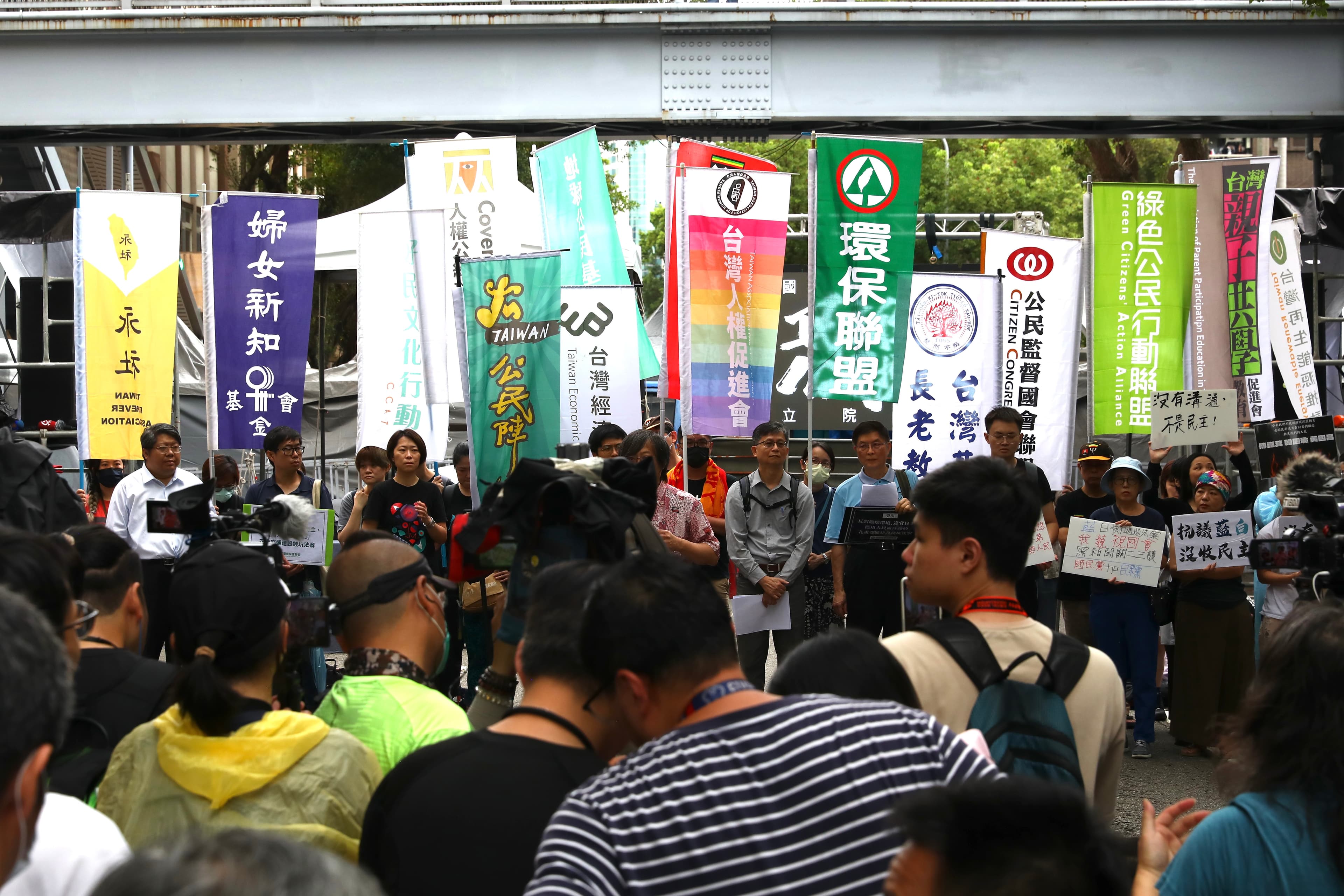 24日立院通過聽證、調查權等二讀條文,場外民團到場呼應群眾。