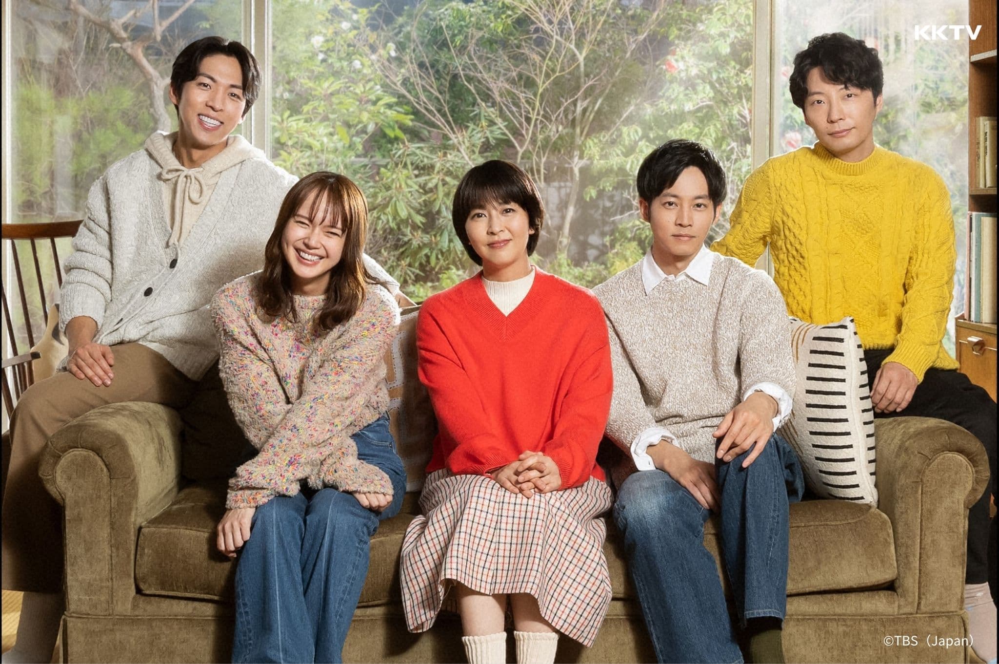日劇《慢行列車》由松隆子(中)搭配多部未華子(左二)、松坂桃李(右二)、星野源(右)與韓星朱鐘赫。(KKTV提供)