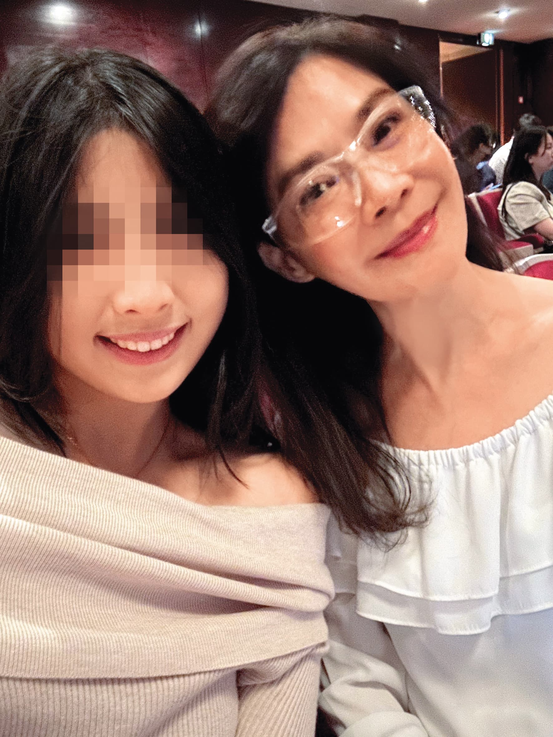 去年俞小凡帶女兒去看音樂劇《貓》,還建議女兒「不要太早談戀愛」「像我就是被妳爸爸騙」,讓翁家明聽到頗尷尬。(翻攝自俞小凡臉書)