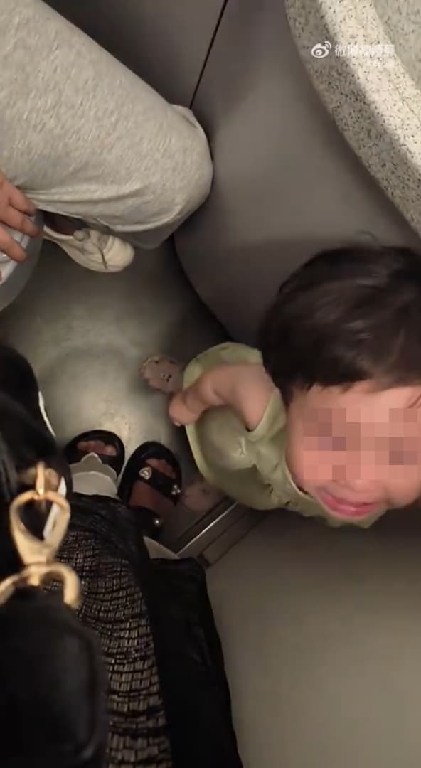 女童明顯嚇壞。(翻攝微博)