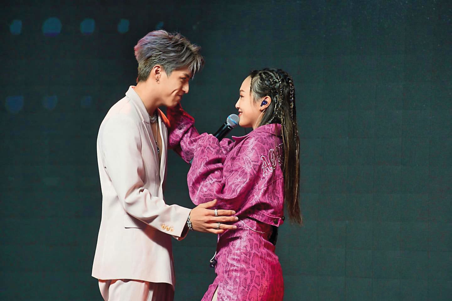 安吉(右)曾參與實境節目《為你唱情歌》。 (翻攝自《為你唱情歌》IG)