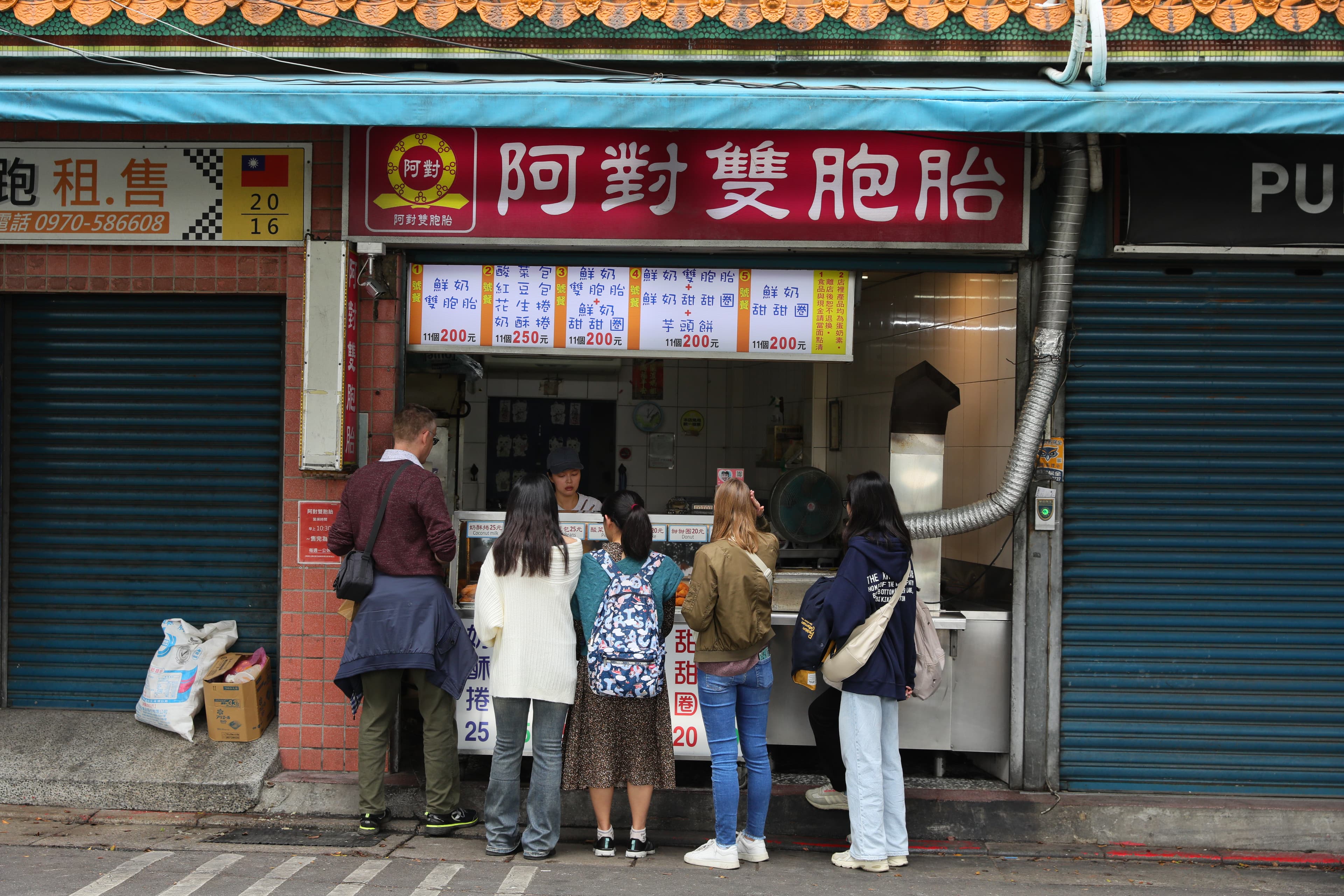 阿對雙胞胎就開在關渡宮下方,小小店面總是擠滿人潮,平日雖不用排隊,但客人上門不間斷,不少人為了它專程開車而來。