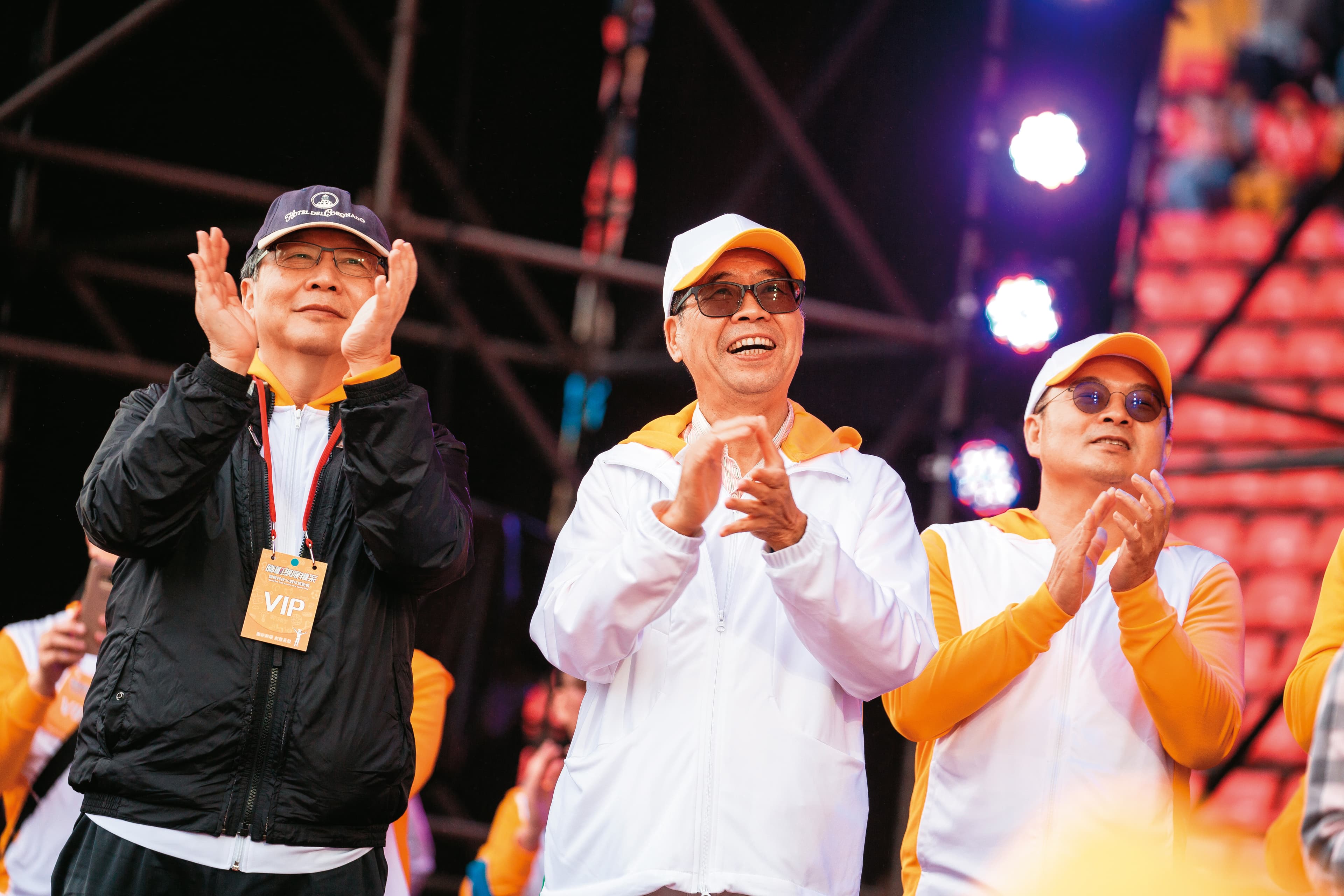 蔡明介(中)找來前台積電執行長蔡力行(左)擔任聯發科執行長,並讓謝清江(右)擔綱改造達發。