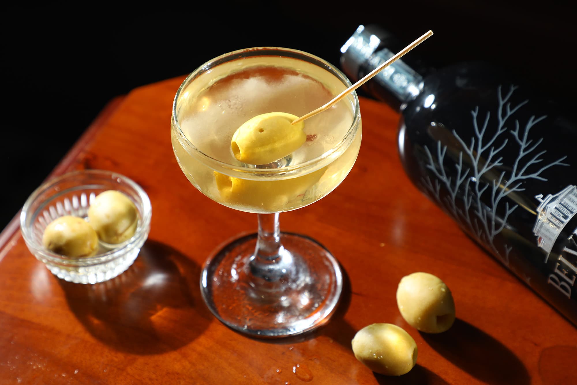 「Filthy Martini」使用雪樹迷霧之森單一莊園伏特加與店家自製的煙燻橄欖鹽水調製,是喜愛Dirty Martini必喝的餐前酒。(港幣130元/杯)