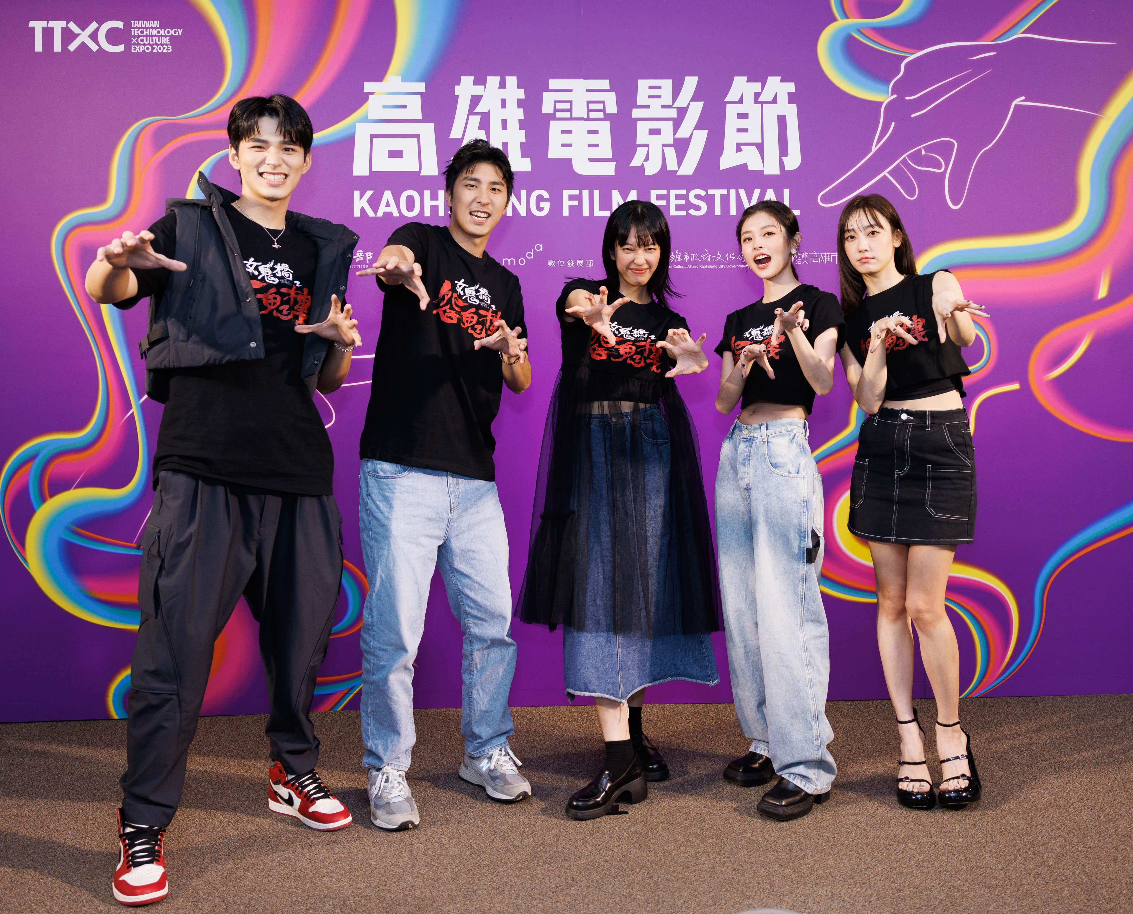 《女鬼橋2:怨鬼樓》演員王品澔(左起)、胡釋安、王渝萱、 詹子萱、 席惟倫出席高雄電影節開幕典禮。(高雄電影節)