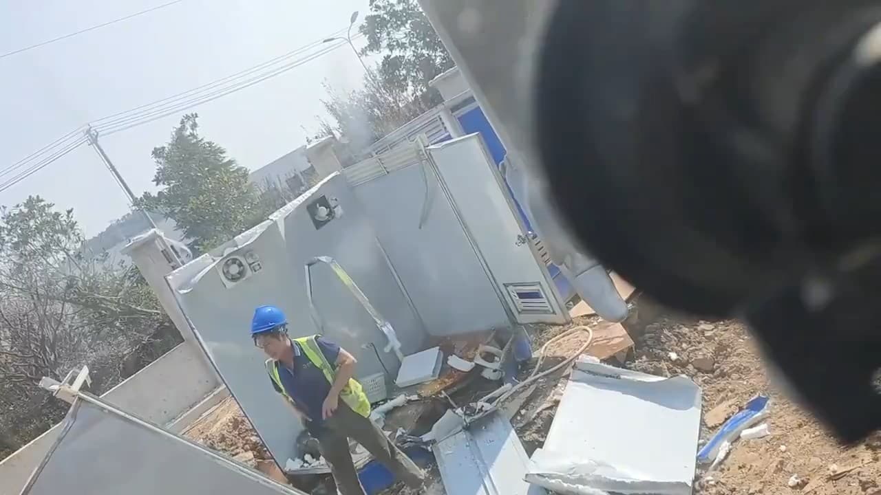 工人趕緊穿上褲子。(翻自《網易》)