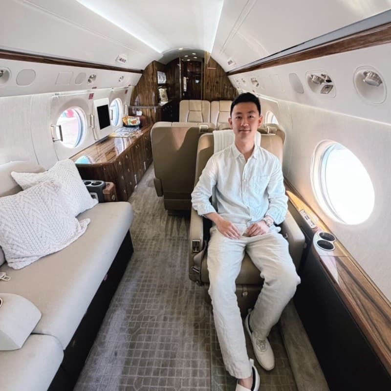 Jerry Li領英頭像為搭私人飛機照片。(翻攝Linkedin)