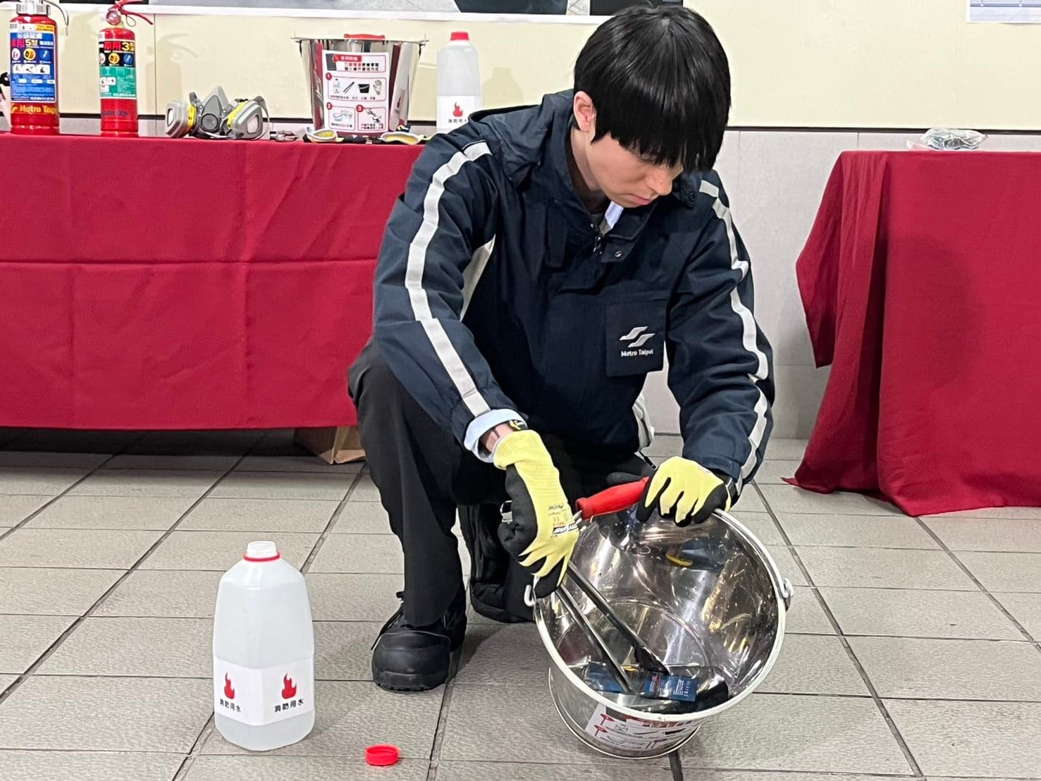 北捷工作人員示範行動電源滅火行徑。(北捷提供)