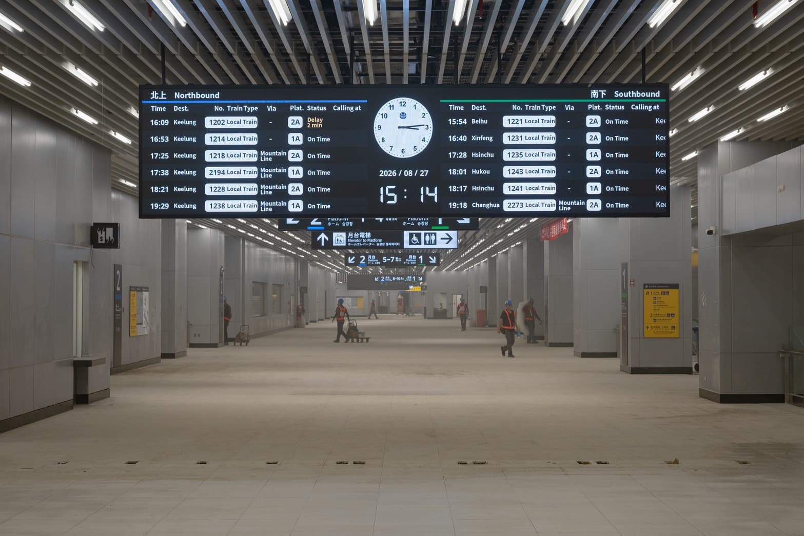 新臺南車站穿堂層,時刻表採用「北上藍、南下綠」的標示方式,方便旅客辨識乘車方向。(交通部鐵道局提供)