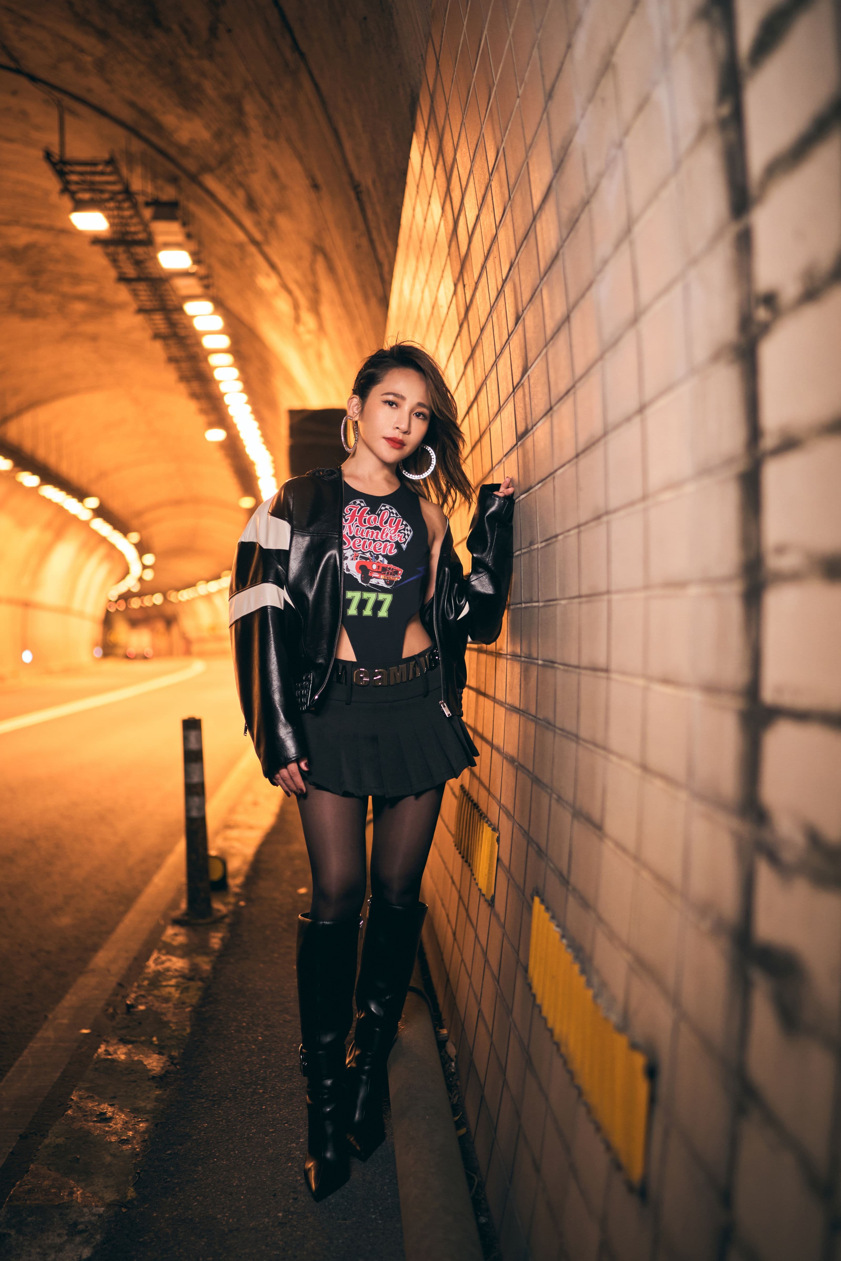 梁文音浮誇的重機女友造型火辣,坐在重機後座上性感破表。(環球音樂提供)