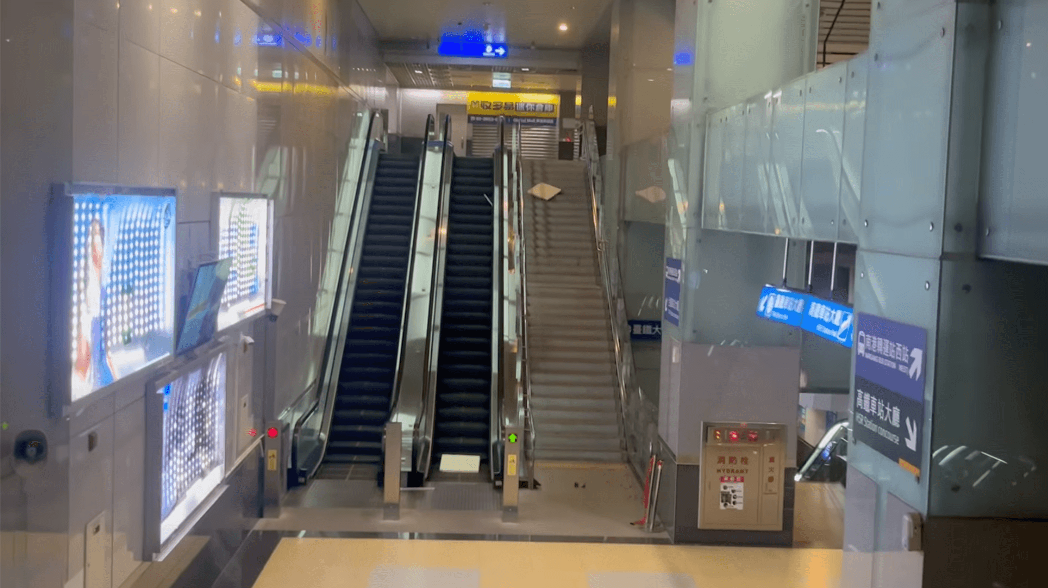 南港車站天花板掉落,嚇跑一票路人。(翻攝自臉書)