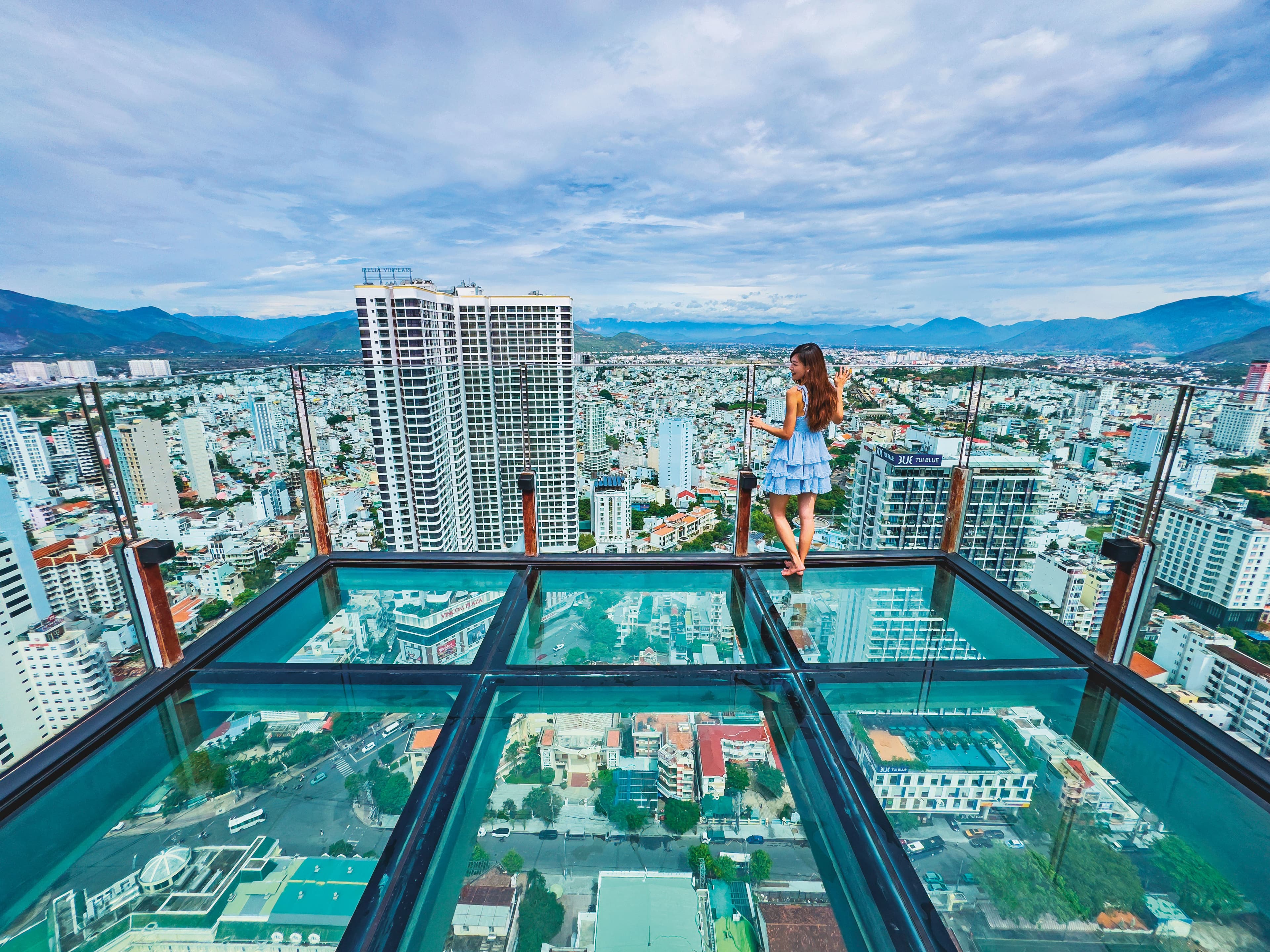 位於43樓餐廳的另一側,有一座以透明玻璃打造的Skywalk,能捕捉遼闊的城市景色。