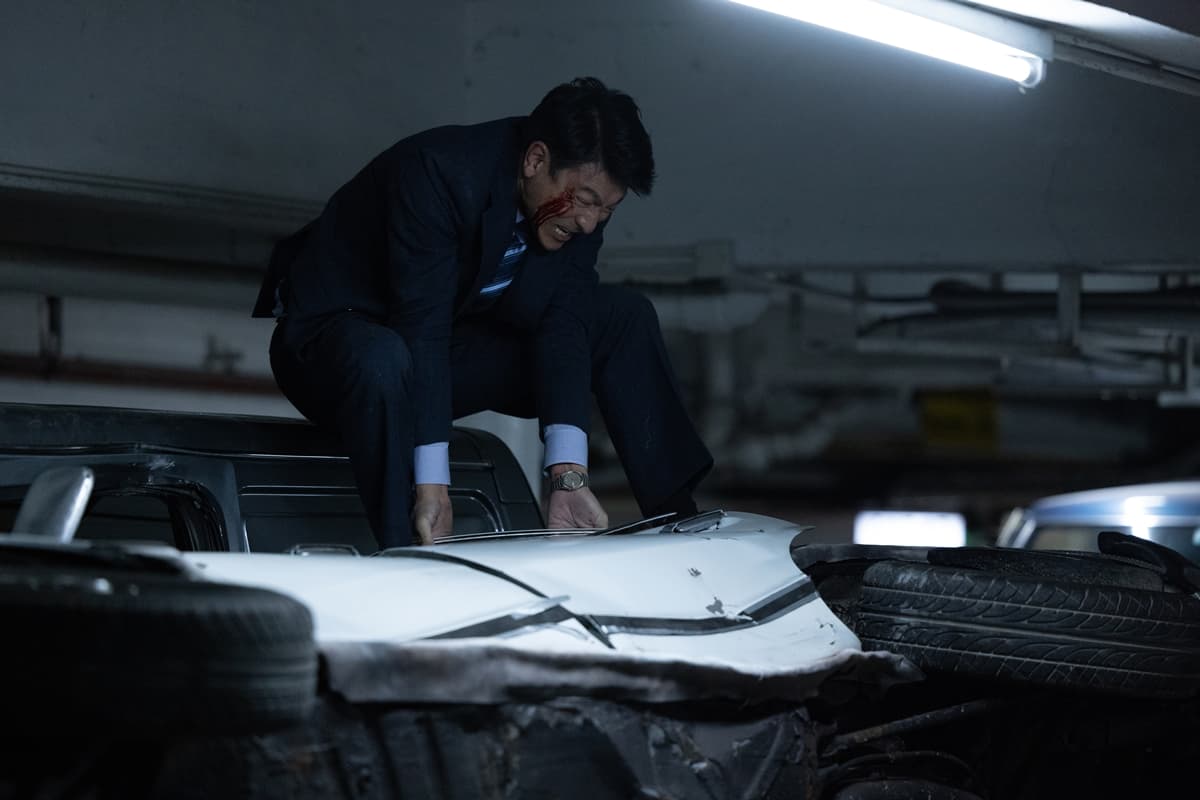 除了趴在行駛中的汽車引擎蓋上,劉德華且徒手拉啟扭曲的車門,援救受困車裡的妻女。(龍祥提供)