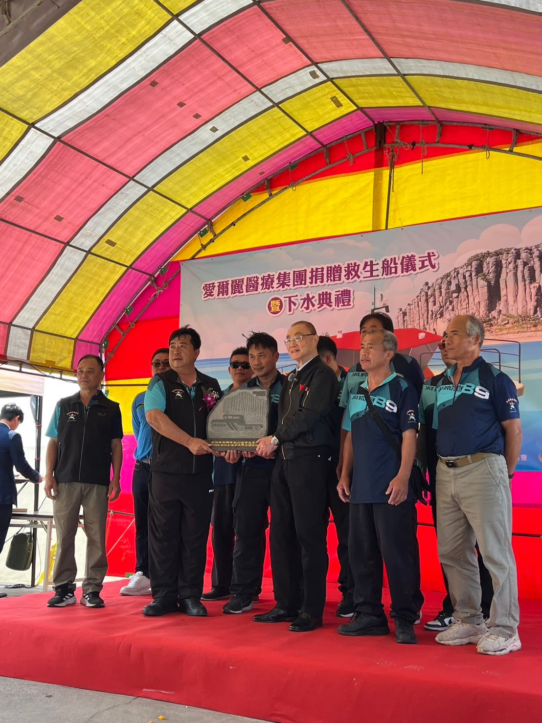 前國防部長馮世寬及愛爾麗集團總經理張富榮代表常董事長出席受贈,並由澎湖縣副縣長林皆興代表縣政府致贈感謝狀,以感謝常如山及劉貞華兩位董事長,長期以來對澎湖的挹注與支持。(愛爾麗集團提供)