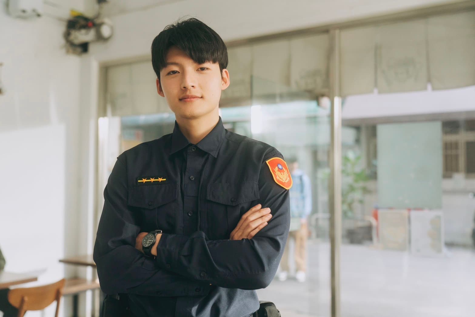 劉育仁的帥氣警察造型引發討論,制服誘惑魅力無法擋,意圖使人「抱警處理」。(好勁影業提供)