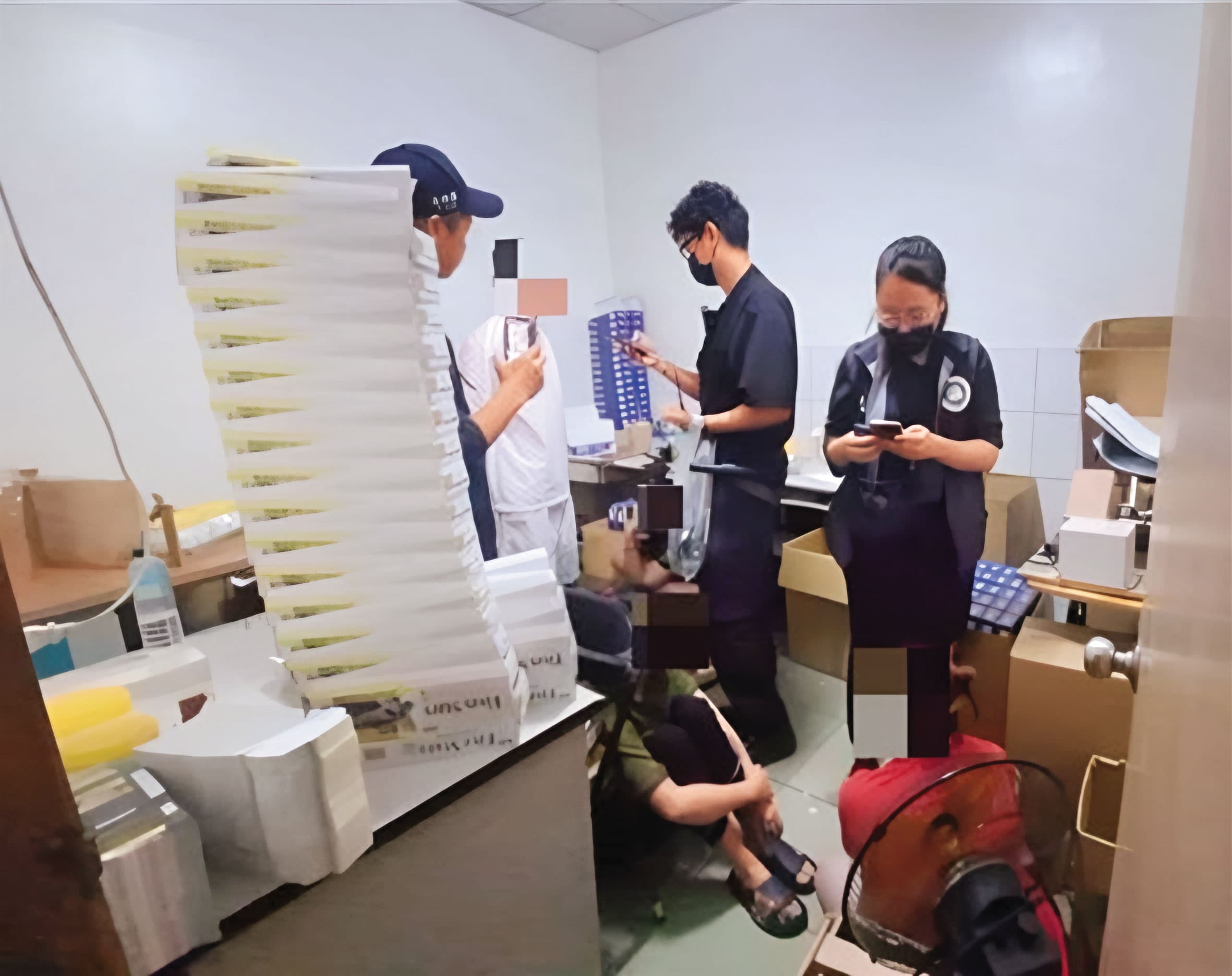 彰化海巡署查緝私菸,頻傳「內神通外鬼」,以人頭扛下罪責,大筆罰鍰也成呆帳。圖非當事人。(彰化專勤隊提供)