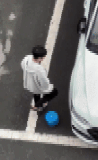 男子靠近前輪磨蹭下體。(翻自《NEWS 1》)