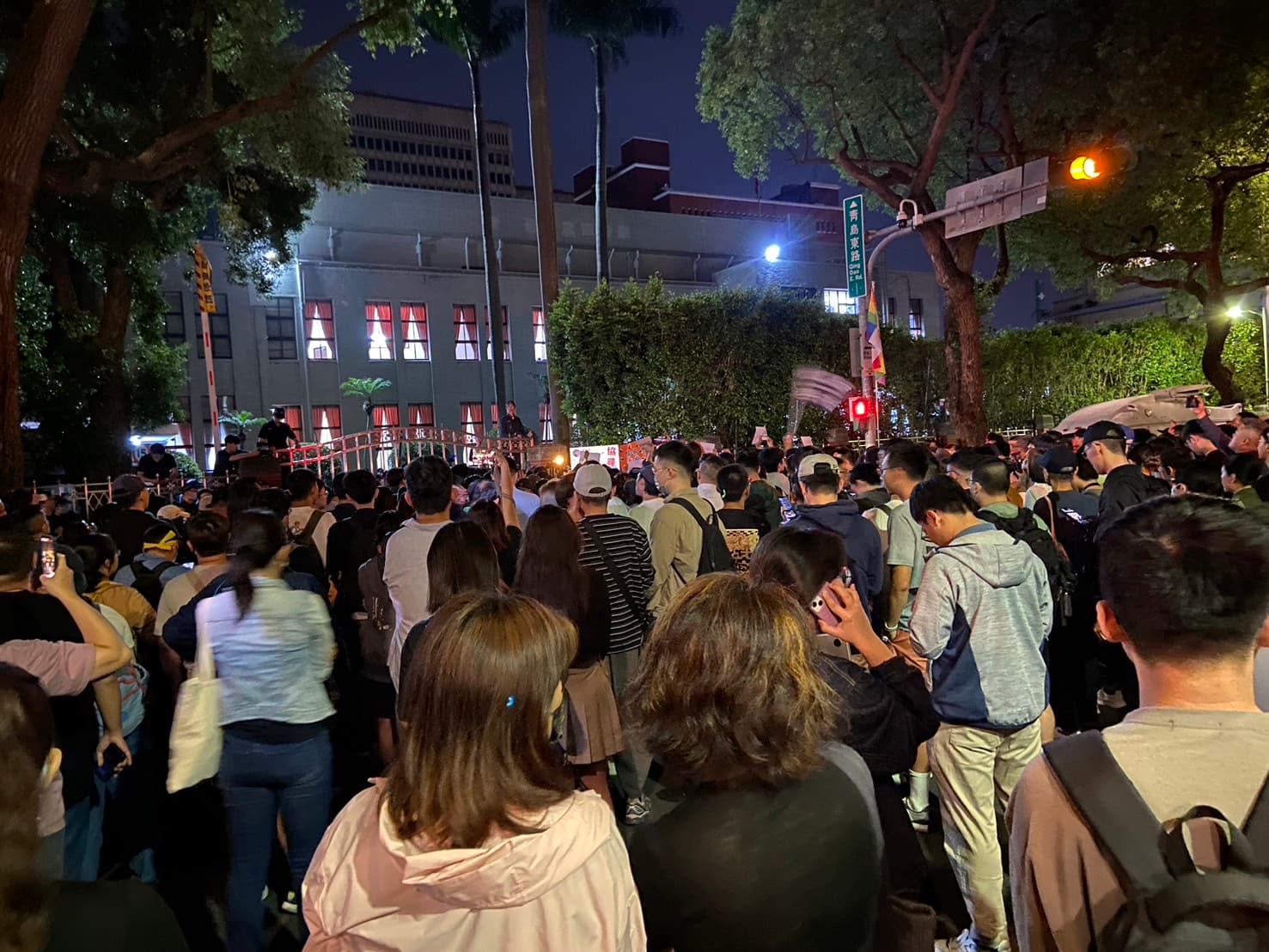 到晚間11時許,立院外聚集民眾已經超過400人。