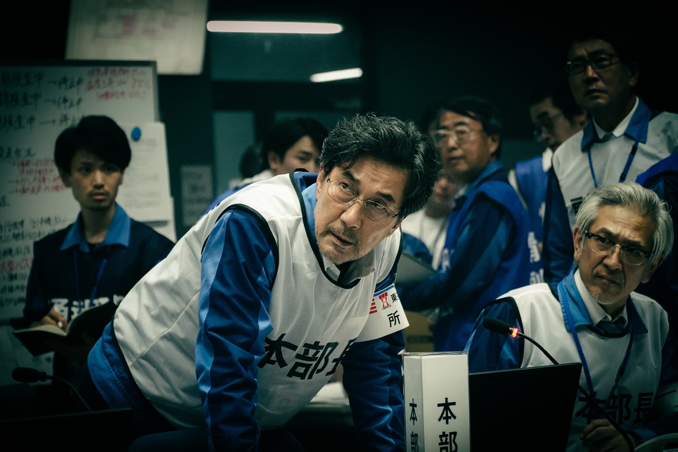 役所廣司(左)主演的《核災日月》改編自福島核災事件,上架後登上Netflix非英語節目週榜第5名。(Netflix提供)