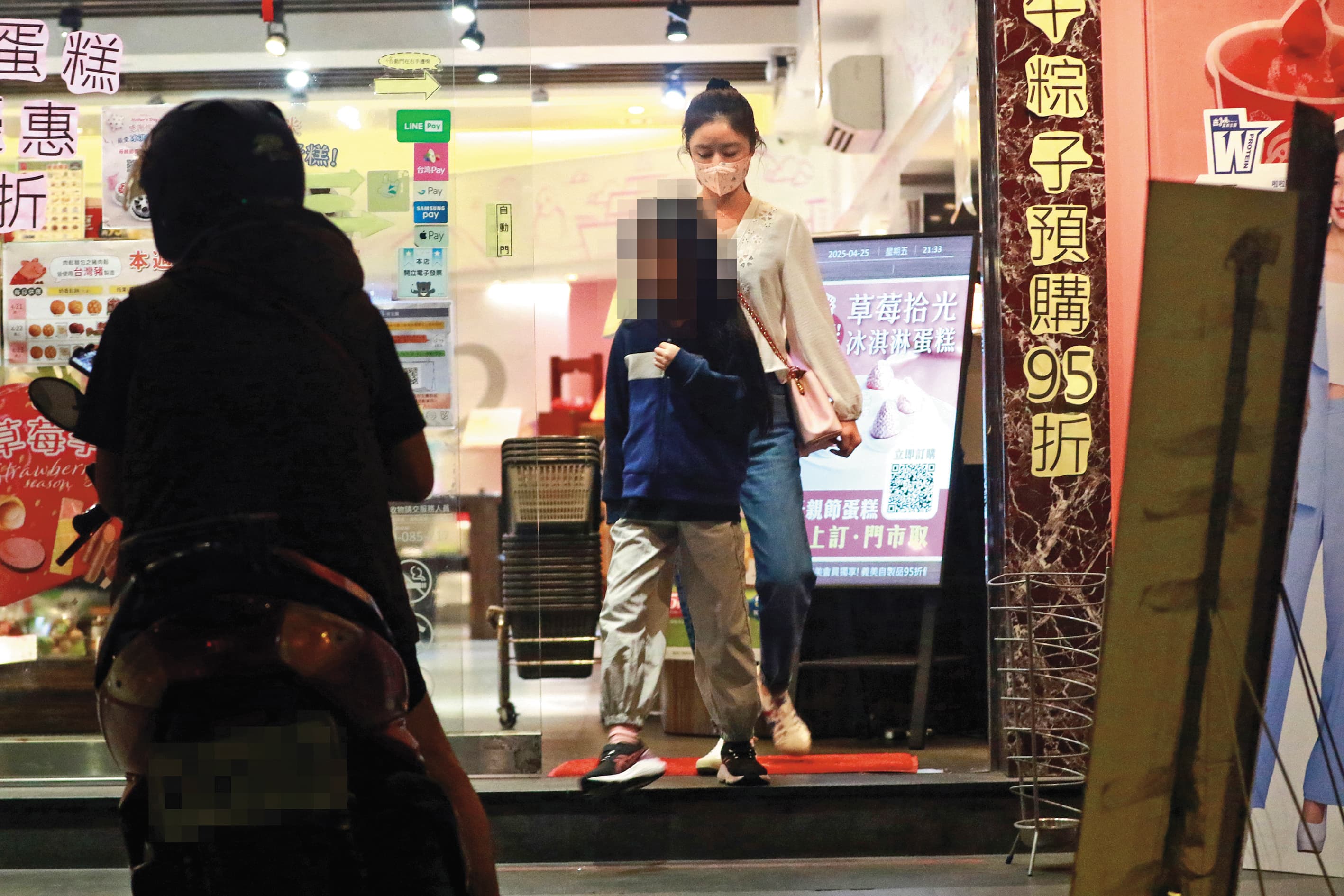 4月25日21：33，林心如滿足了女兒的甜品胃後，一家人準備打道回府。