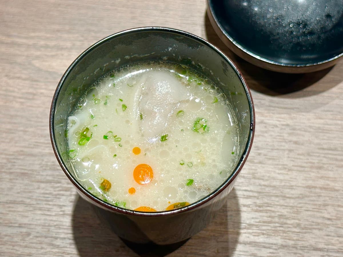 「牛尾湯」風味介於清爽到濃郁之間,還吃得到和牛餛飩。