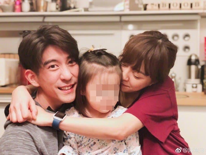 過往陳意涵也曾摟著咘咘與修杰楷合照,被網友砲轟,事後賈靜雯轉發陳意涵的發文力挺。(翻攝陳意涵微博)