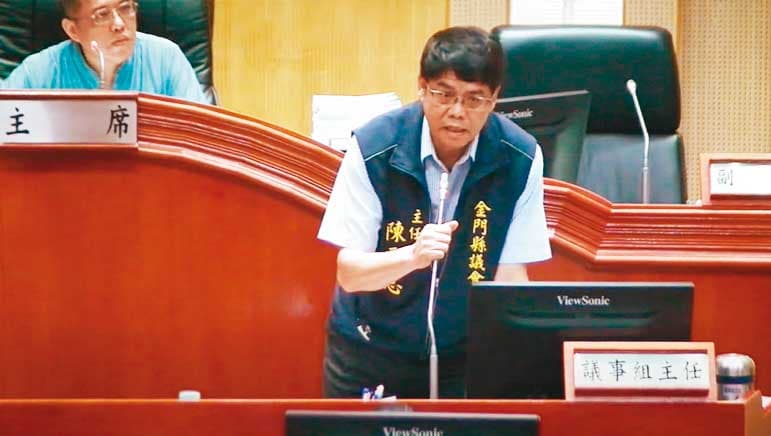 周子傑(主席座上藍衣者)18日詢問議事人員,為何第一節質詢沒有直播。(翻攝kmcc金門縣議會YT)