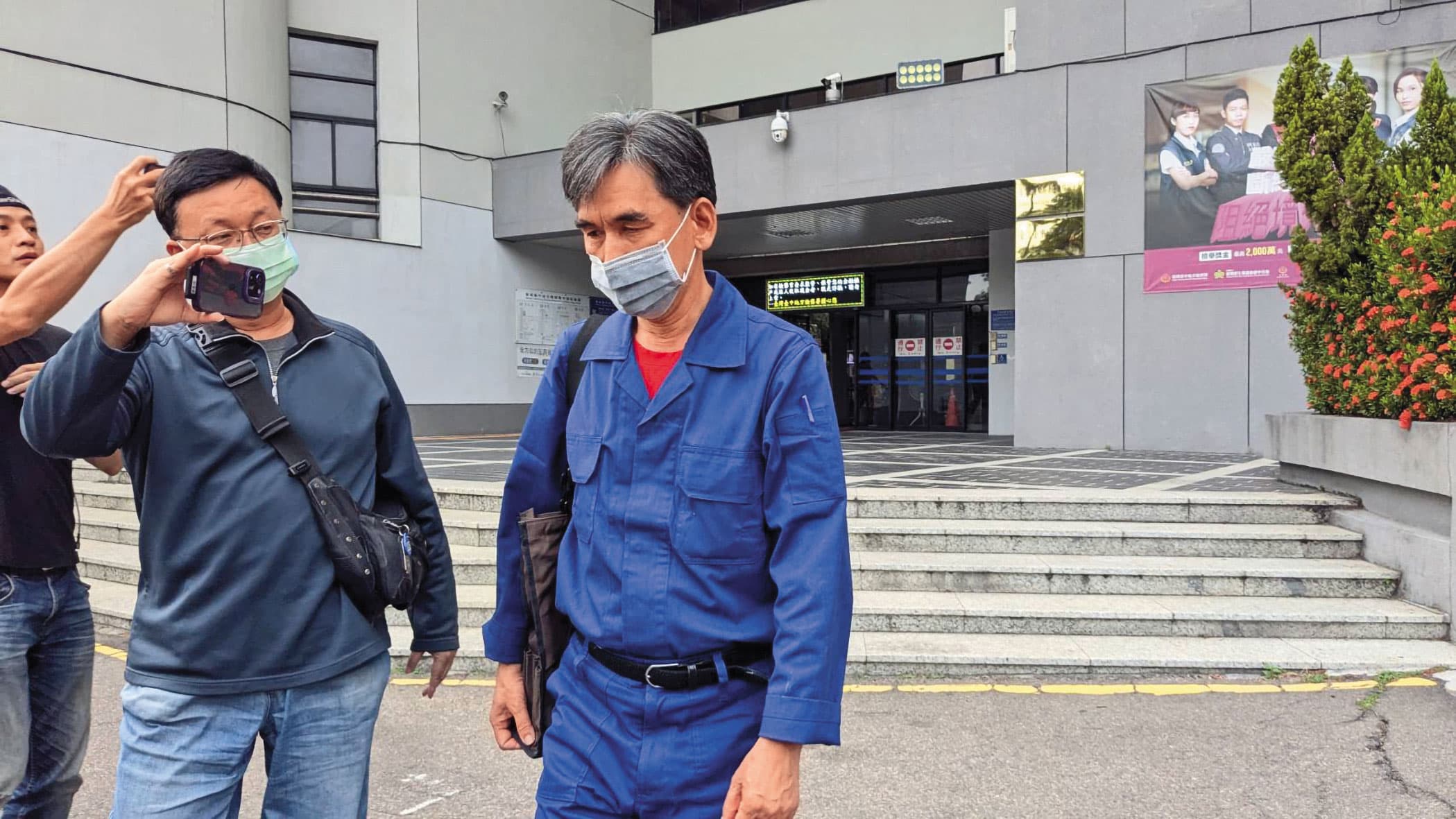 台中市動保處賴姓技佐(右)被傳訊到案,低調離去。