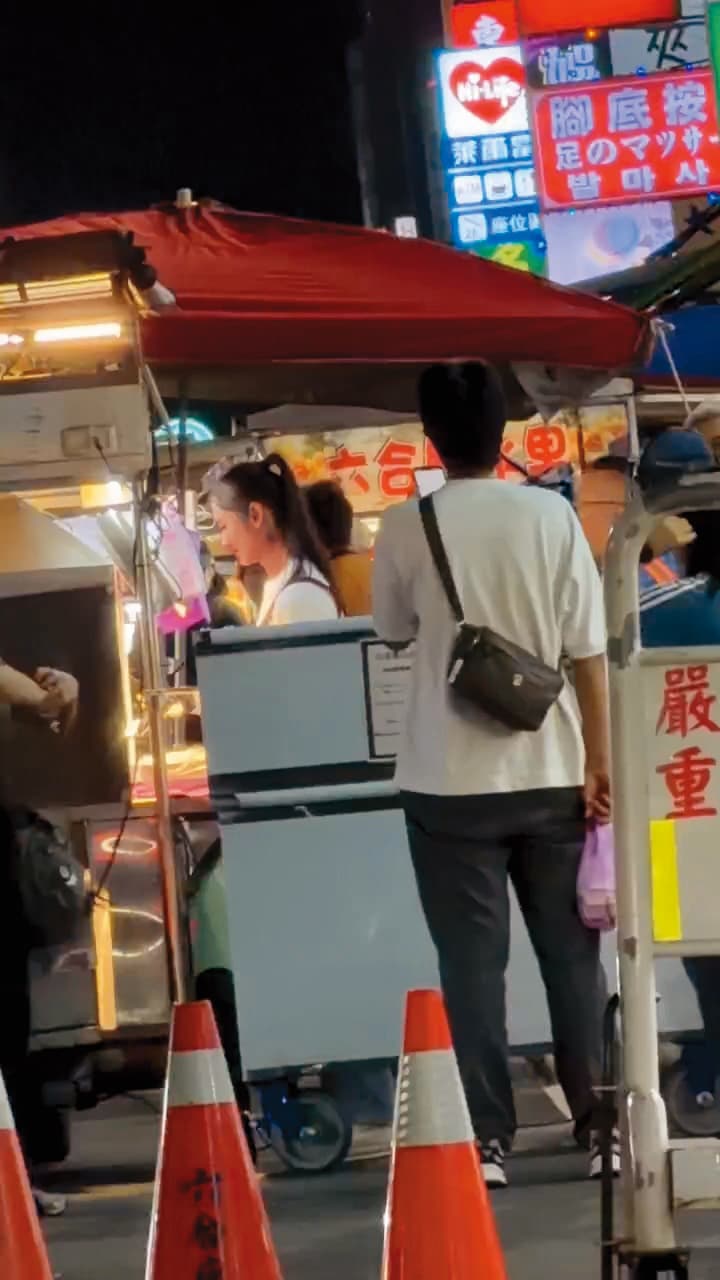5/14,21:11,茱蒂蒙為了演出戲裡在夜市工讀的背景,還事先特地去學炸臭豆腐。(讀者提供)