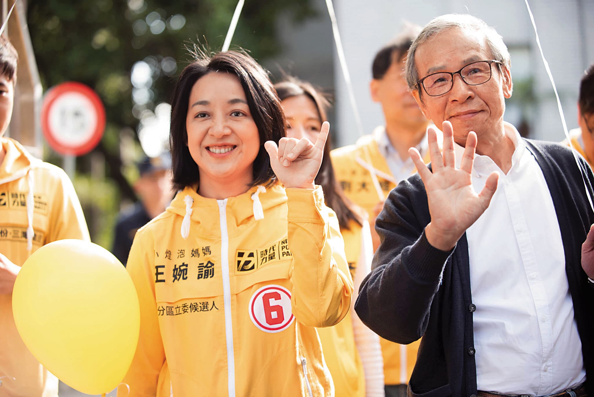 王婉諭(左)的社會影響力讓不同專業領域、政治傾向的名人都願意出面支持,右為吳念真。(翻攝自王婉諭臉書)