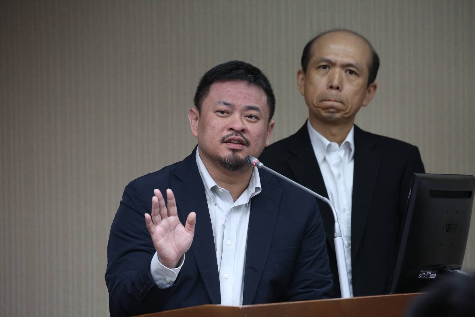 勞動部長洪申翰坦言,對照長榮航的違規頻次,裁罰金額確實太低。(鏡報董孟航)