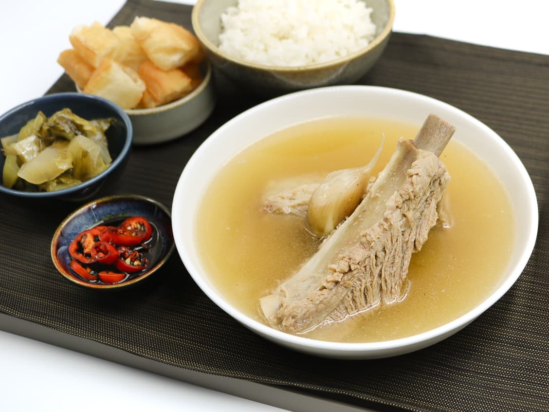 新加坡至桃園航線商務艙推出由「SONG FA松發肉骨茶」打造的經典潮州風味，將在地懷舊滋味帶上高空。（星宇航空提供）