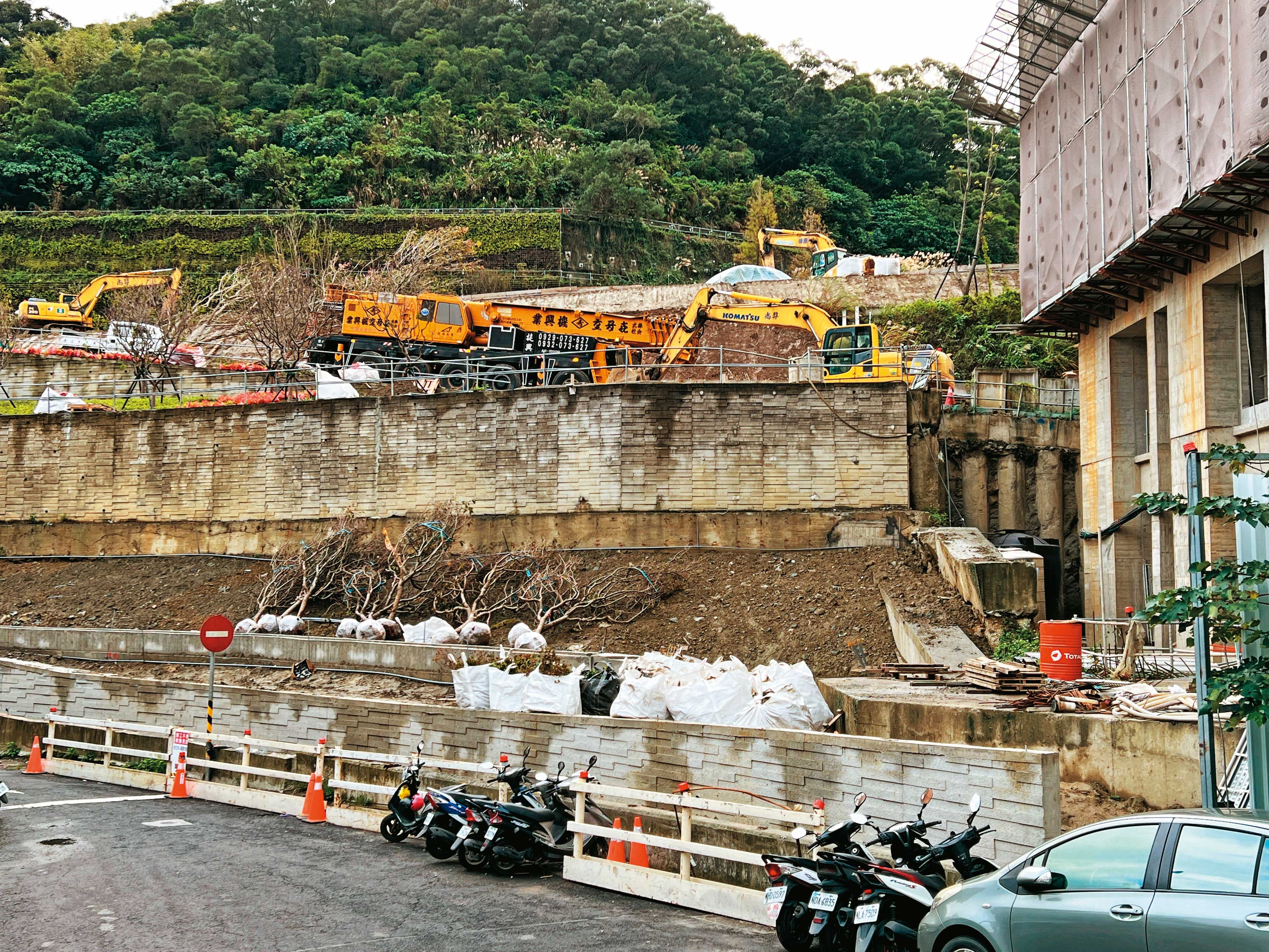 新建商保證3道新式擋土牆絕對安全,但萬芳自救會仍充滿疑慮。