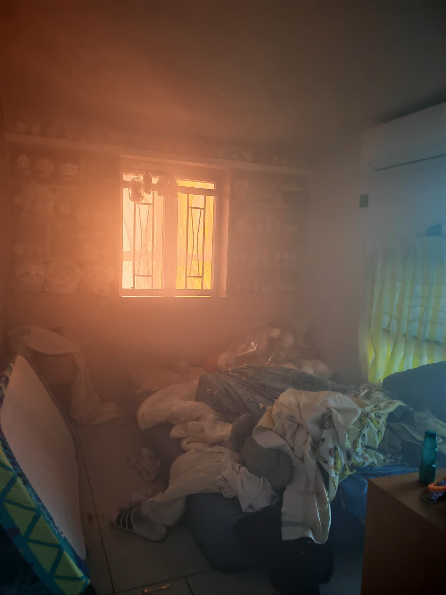 倖存住戶曝光失火時困在家中的第一視角影像,可見家中有模型、玩具,全都帶不走。(翻攝「大埔 TAI PO」臉書/@Lim ALim)
