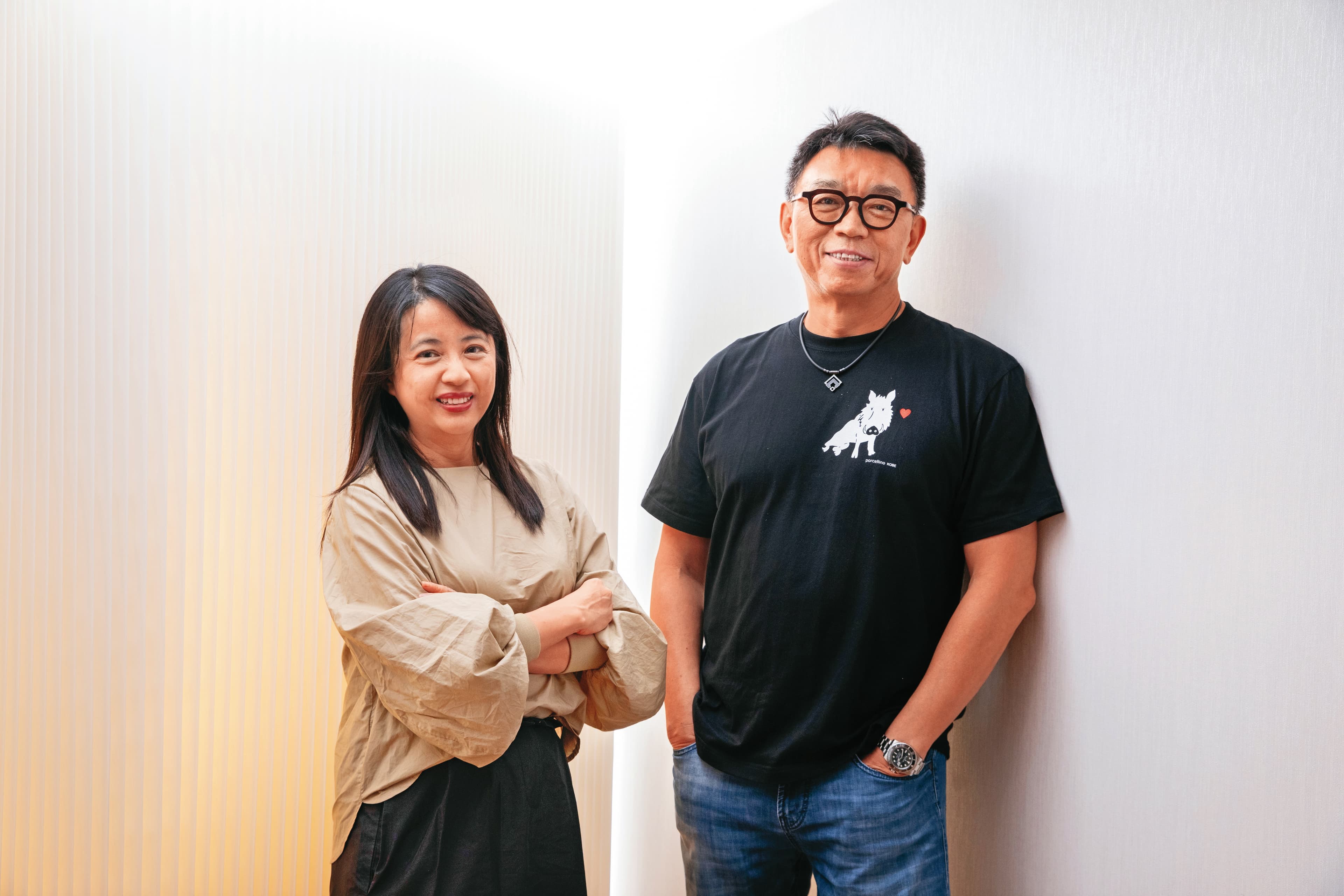 監製林錦昌(右)與製作人鄭心媚(左)攜手製作以台海戰爭前夕為題材的影集。
