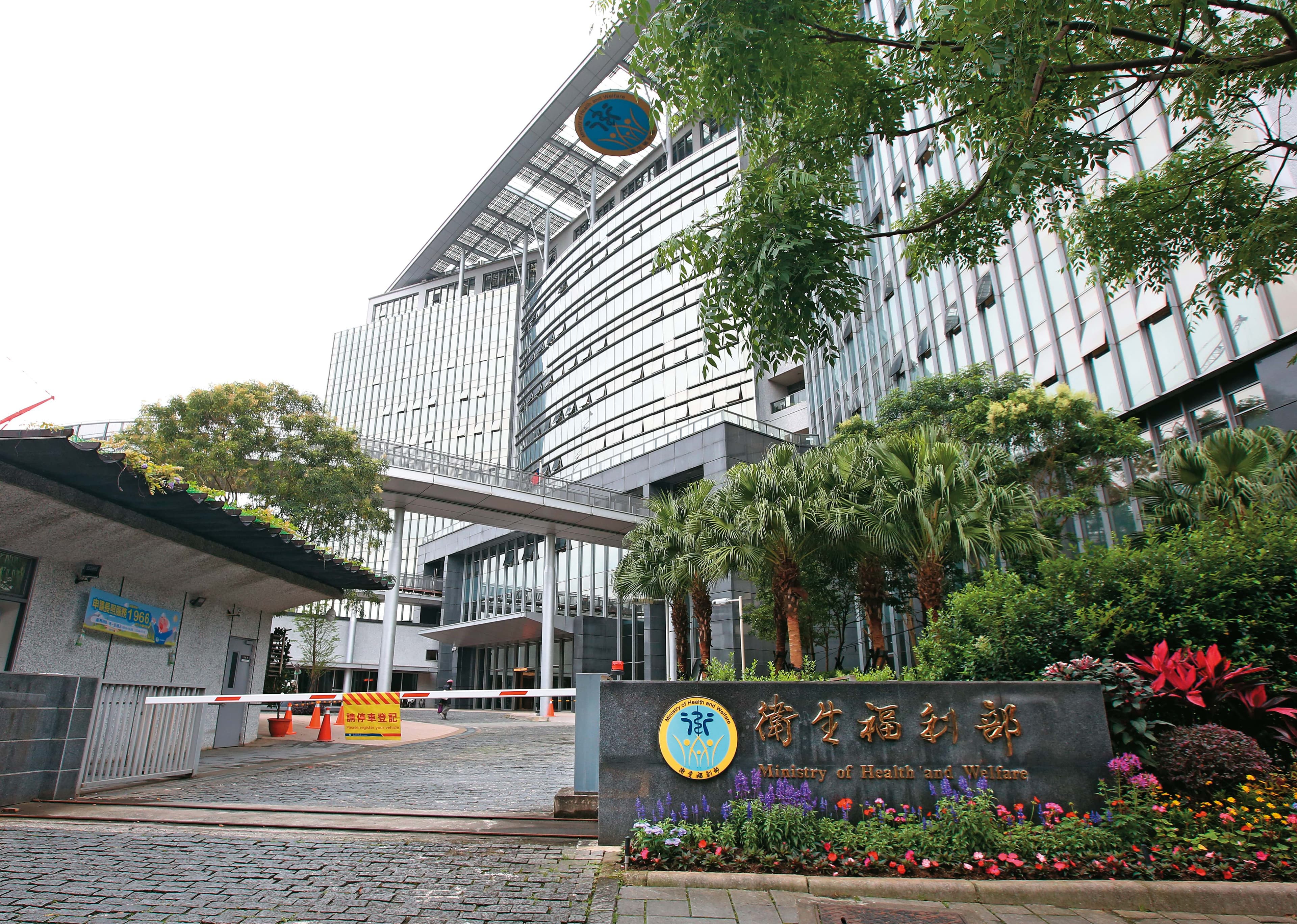 許朝程今年6月轉任衛福部祕書處長,在台北市南港的辦公室上班。