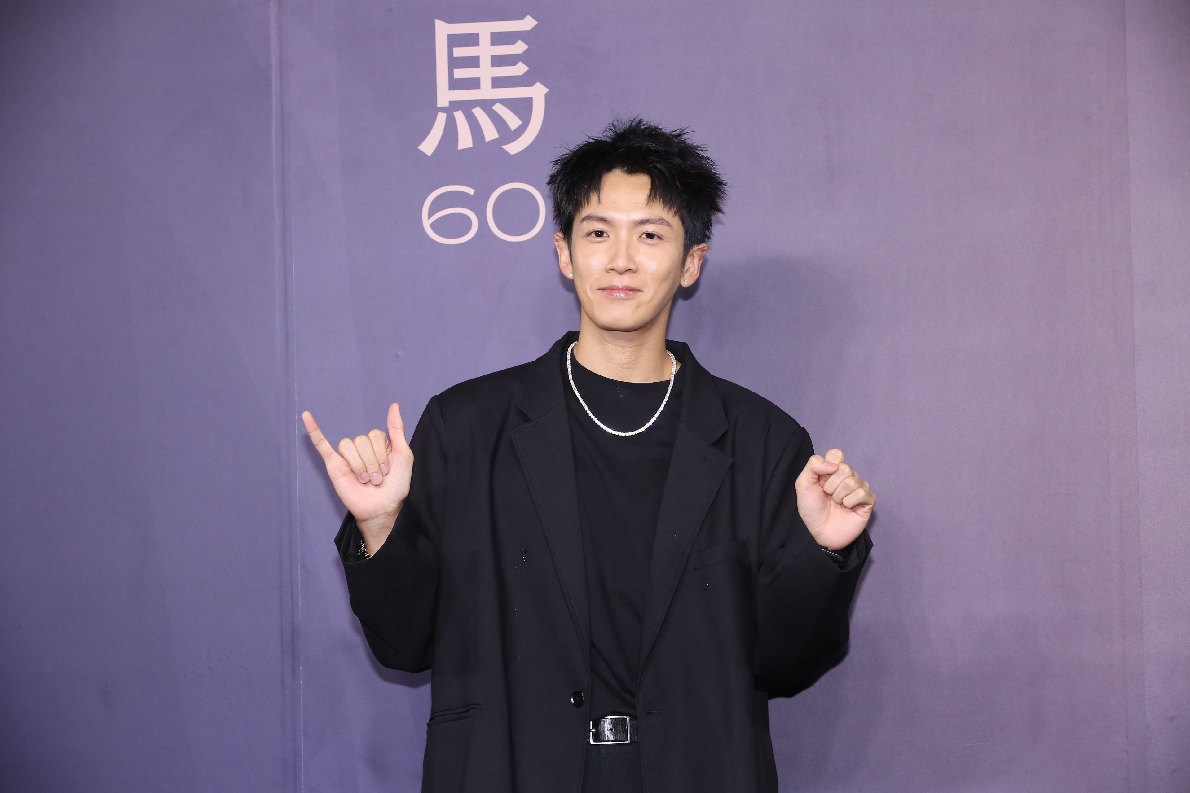 柯震東演出想追女生但不知如何行動的理工男,靠許瑋甯傳授把妹招數,當戀愛指導。