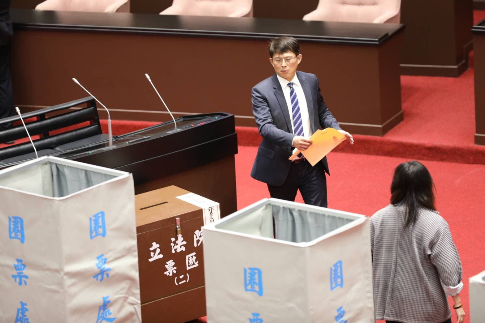 民眾黨團8人對劉靜怡投下同意票。