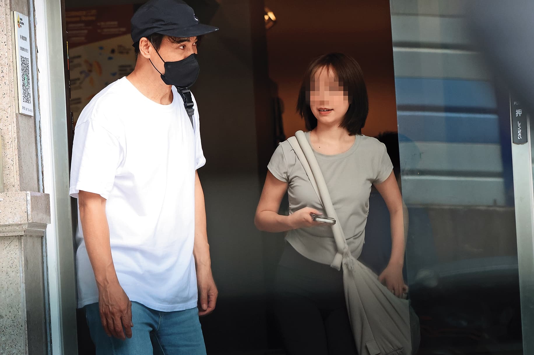 14:53,翁家明走出大門時很低調,還戴上口罩;嫩妹則外型俏麗,並被起底是生技千金。
