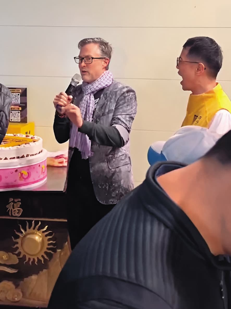 夏克立在耶誕節前夕,意外被發現與時代力量不分區立委候選人同台。(讀者提供)