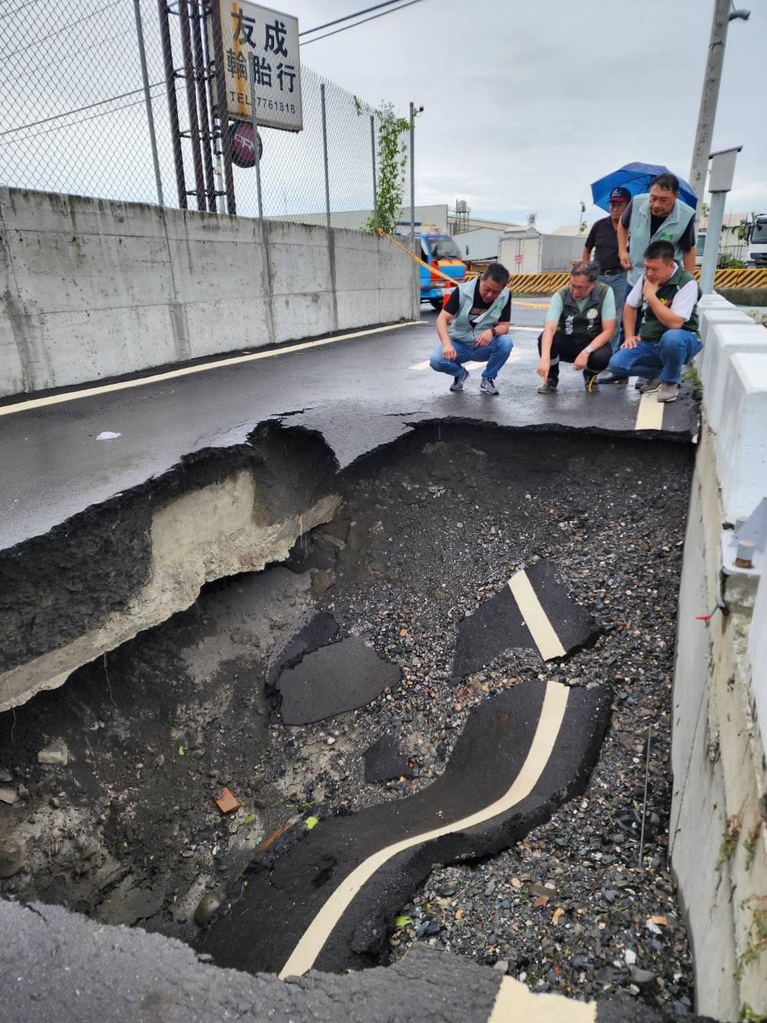 天坑深達2.4公尺，面積占掉大半的道路。（翻攝自許展維臉書）